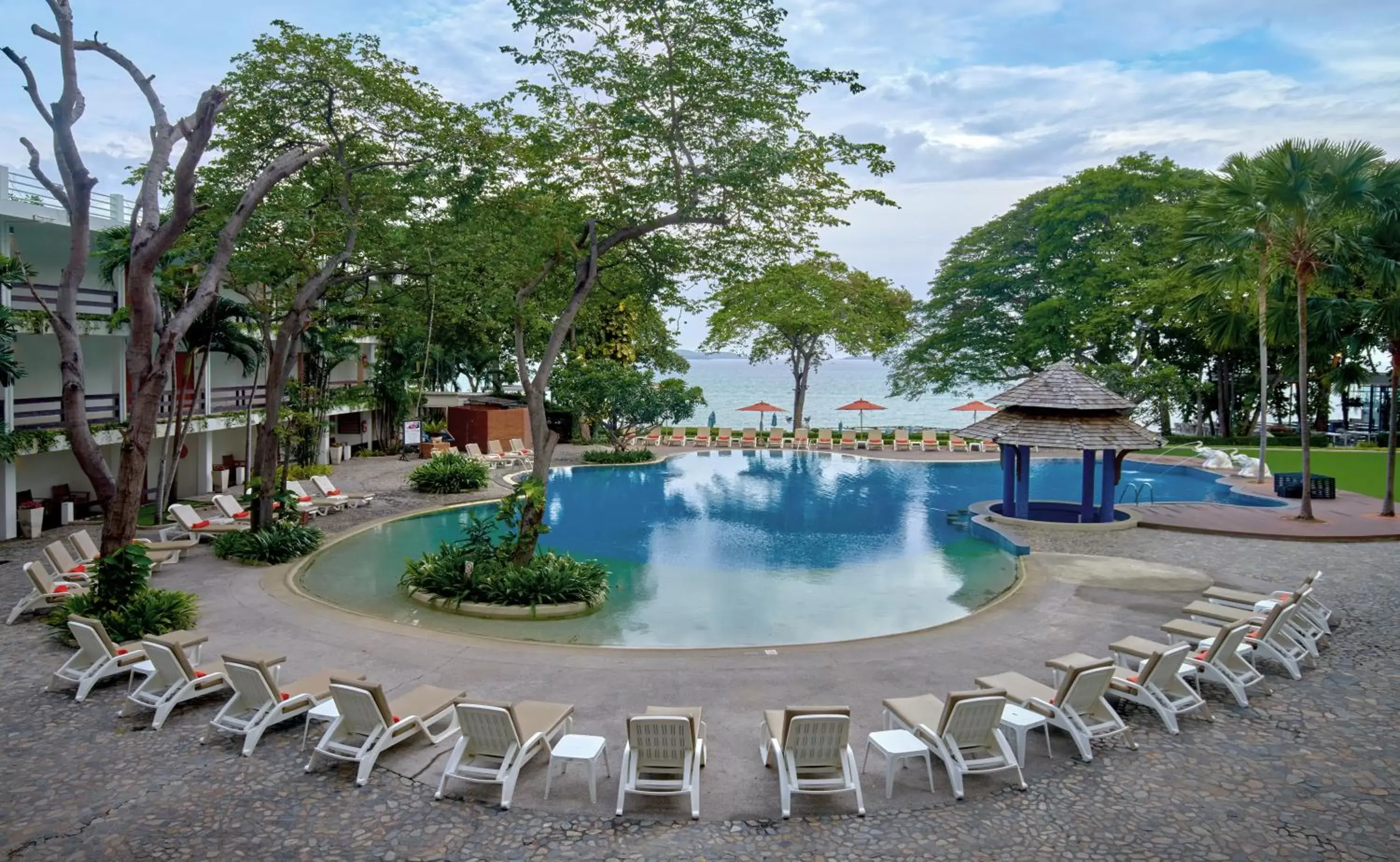 Swimming pool in Cosy Beach Hotel - SHA Extra Plus Swimming pool in Cosy Beach Hotel - SHA Extra Plus