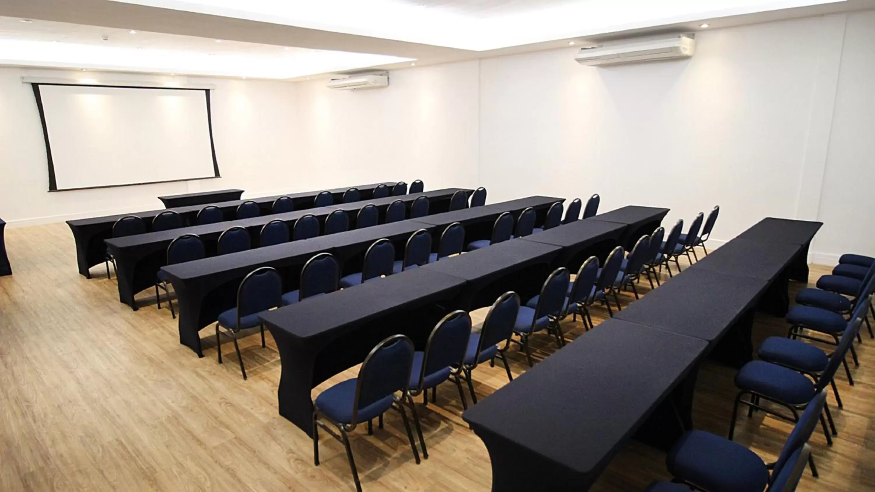 Meeting/conference room in Holiday Inn Fortaleza, an IHG Hotel
