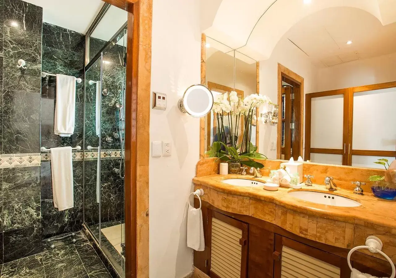 Shower, Bathroom in Zoetry Villa Rolandi Isla Mujeres Cancun - All Inclusive