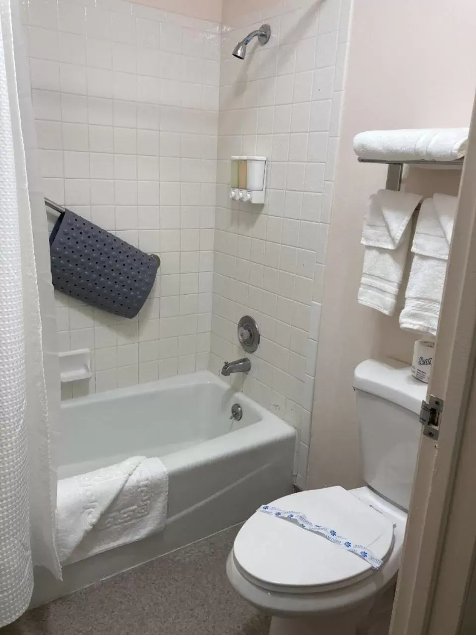 Shower, Bathroom in Coast Riders Inn