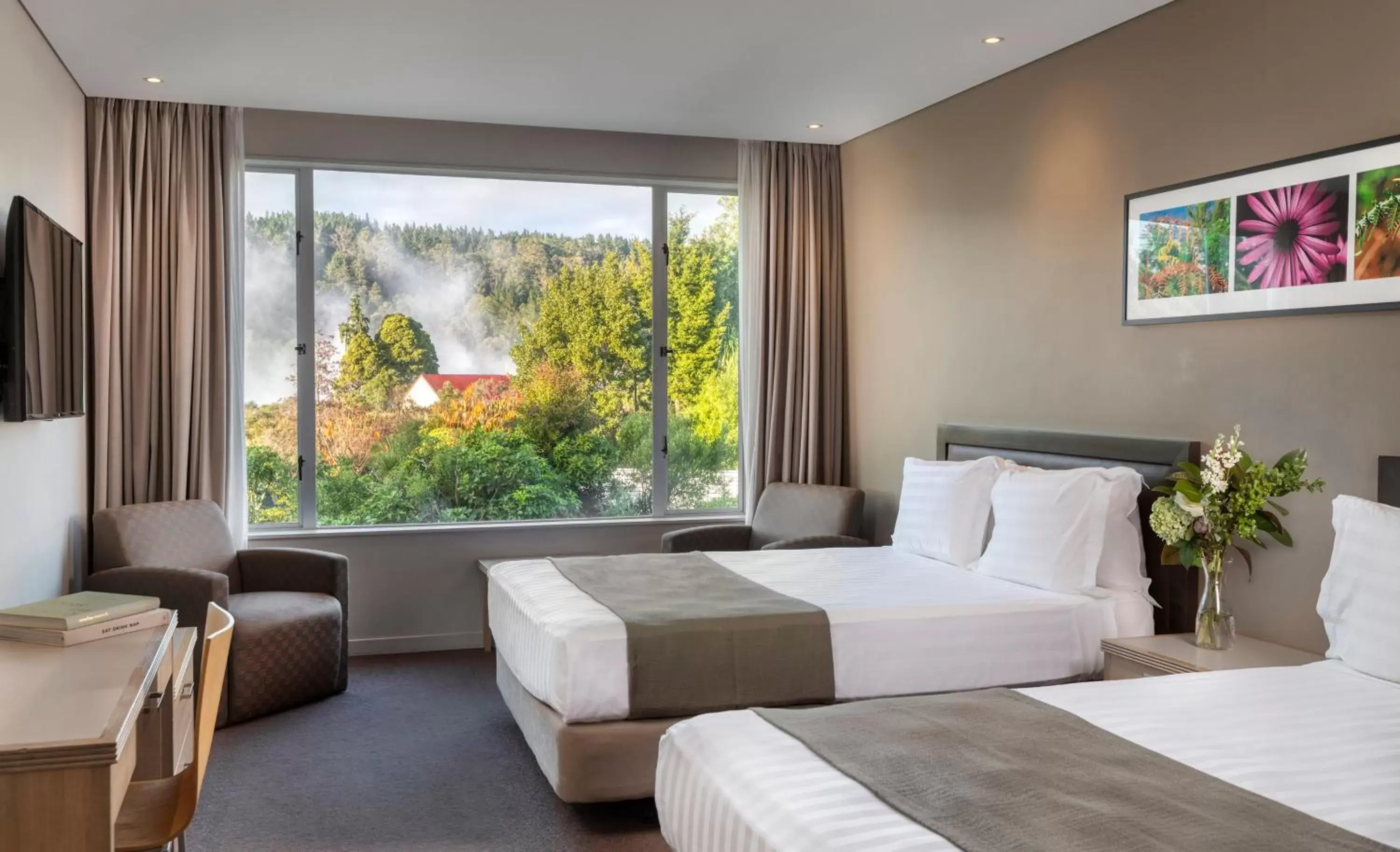 Bedroom, Bed in Rydges Rotorua