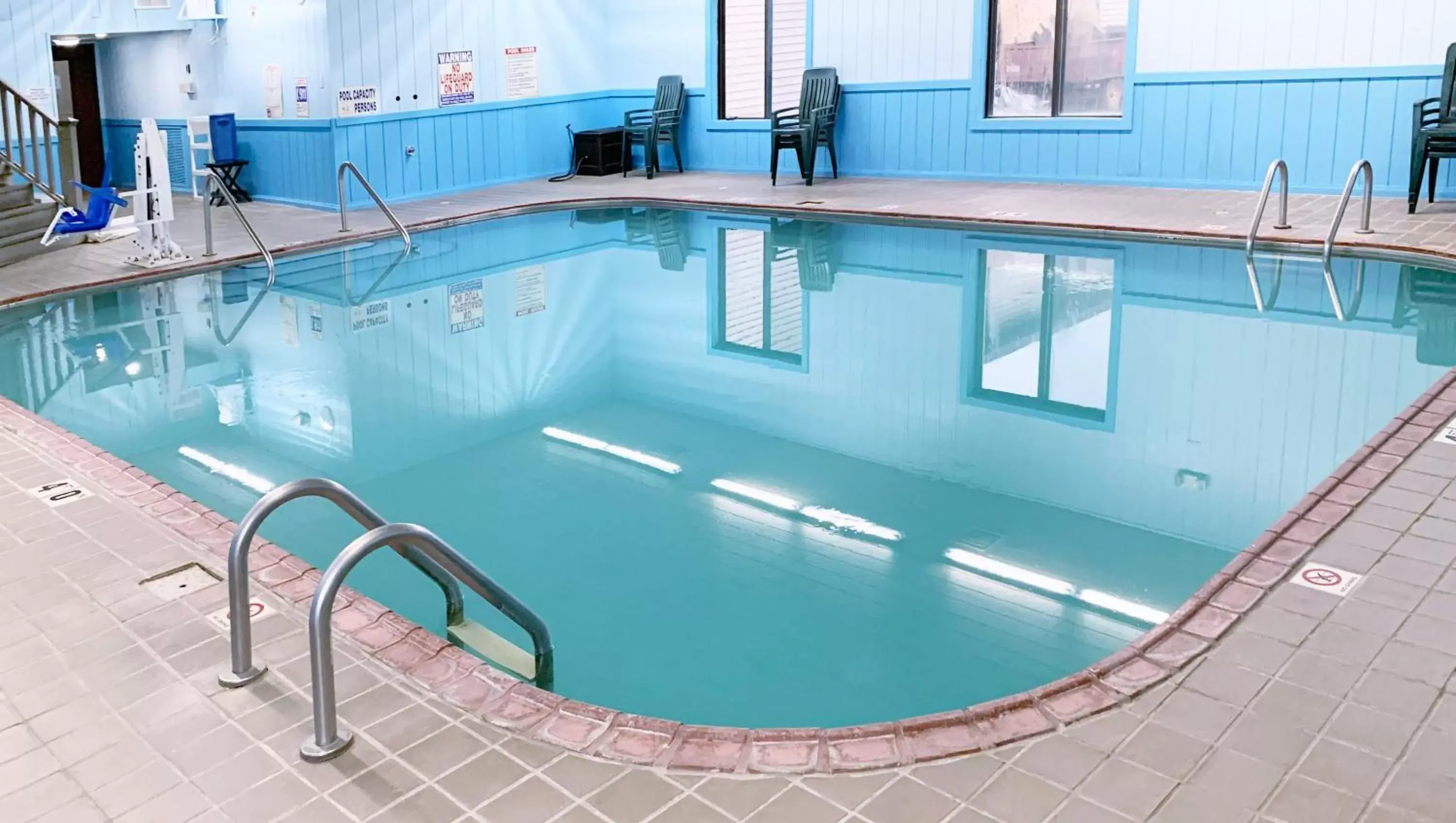 Swimming Pool in Magnuson Hotel Country Inn