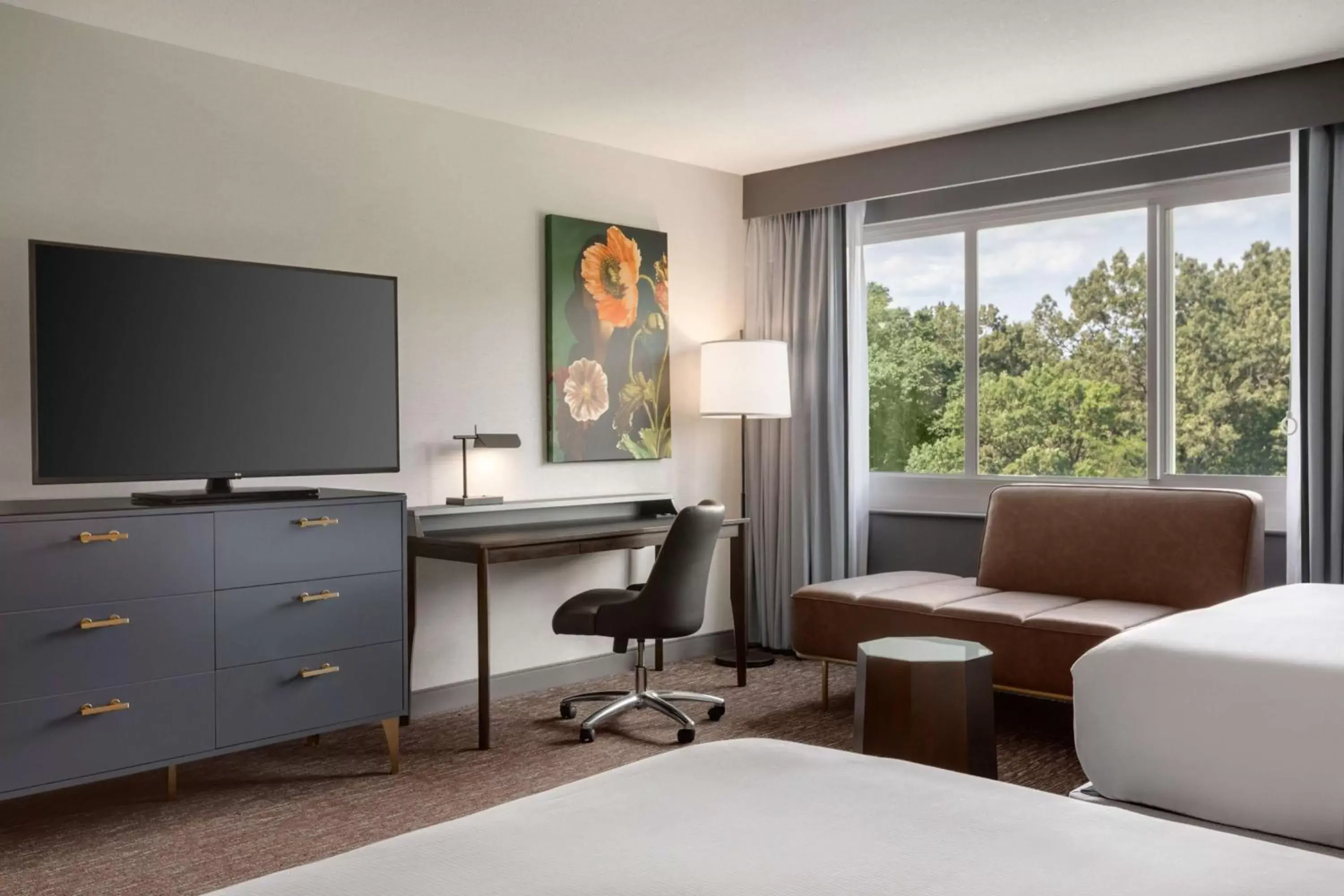 Bedroom, TV/Entertainment Center in Hilton Baltimore BWI Airport