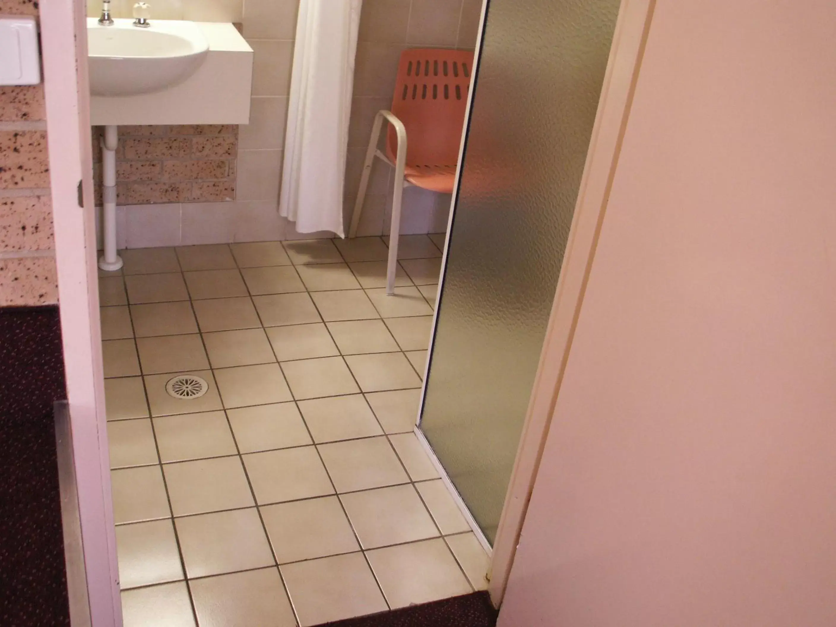 Bathroom in Cedar Lodge Motel