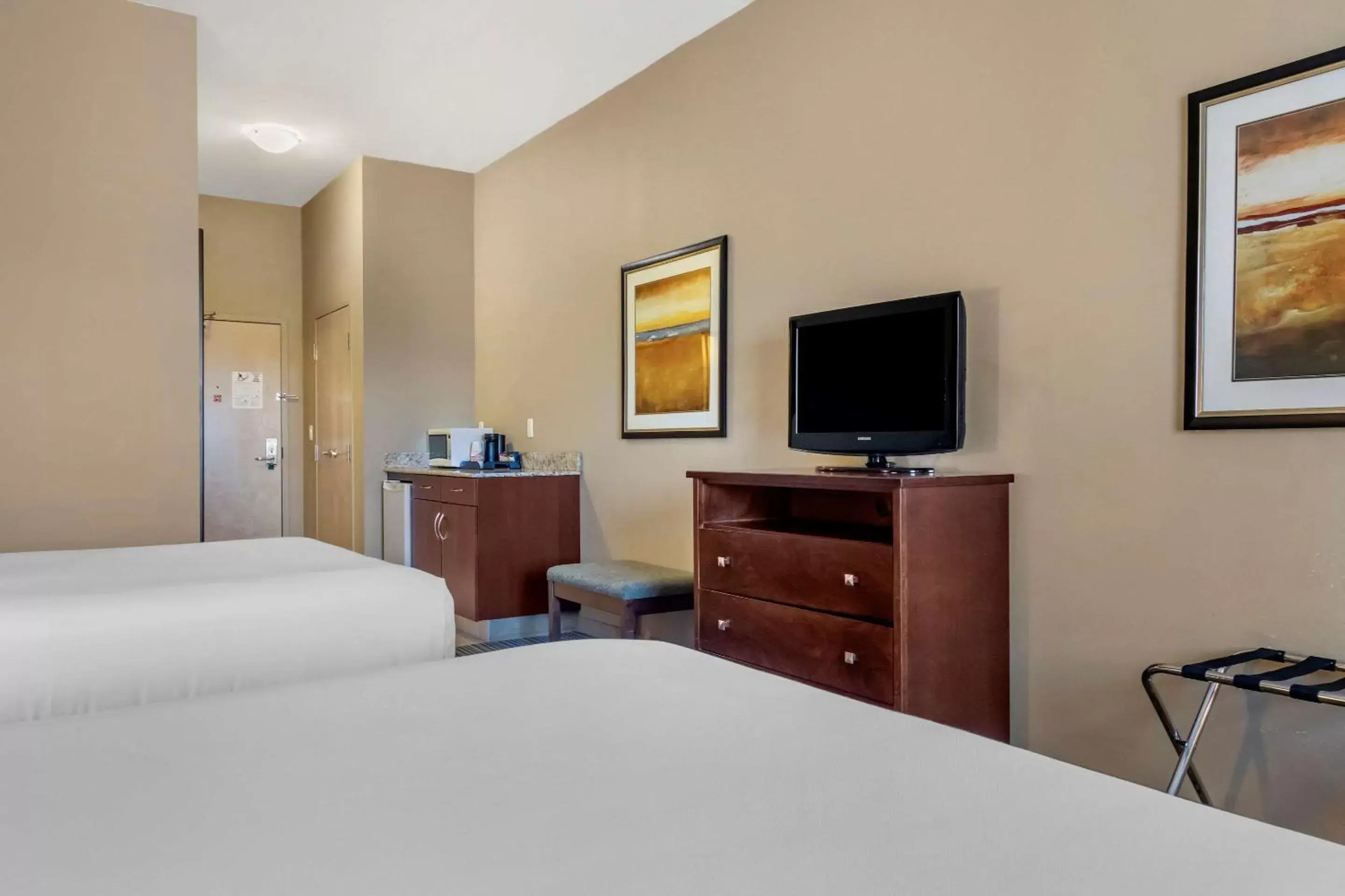 Photo of the whole room, Bed in Quality Inn & Suites