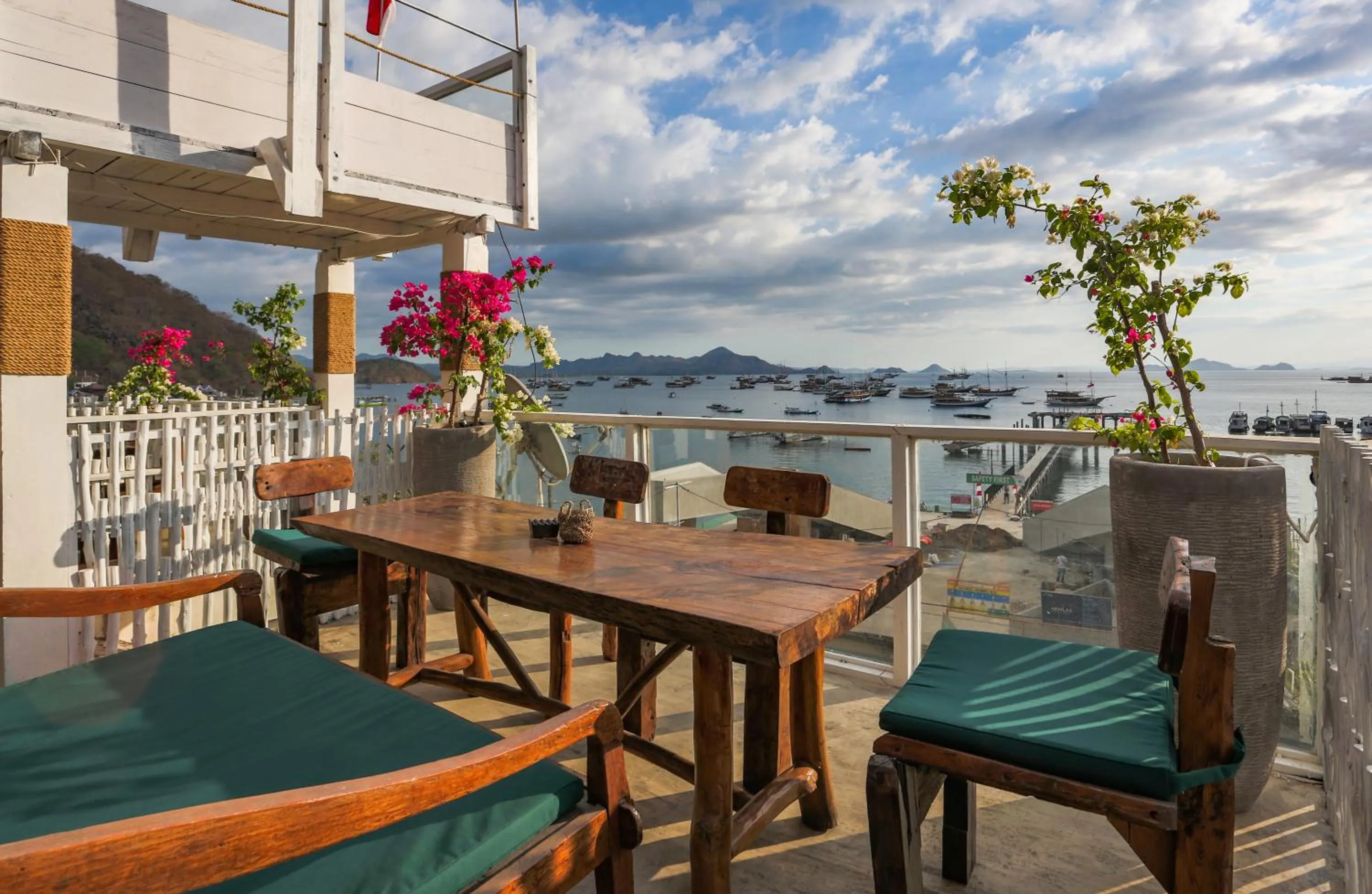 Restaurant/places to eat in Eco Tree O'tel