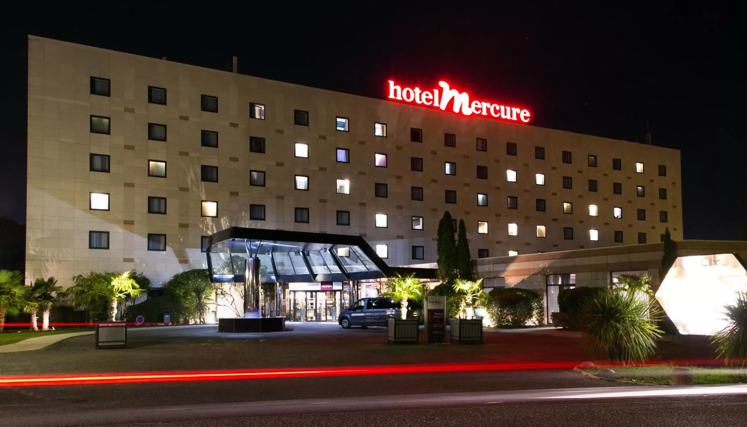 Facade/entrance, Property Building in Mercure Bordeaux Aéroport