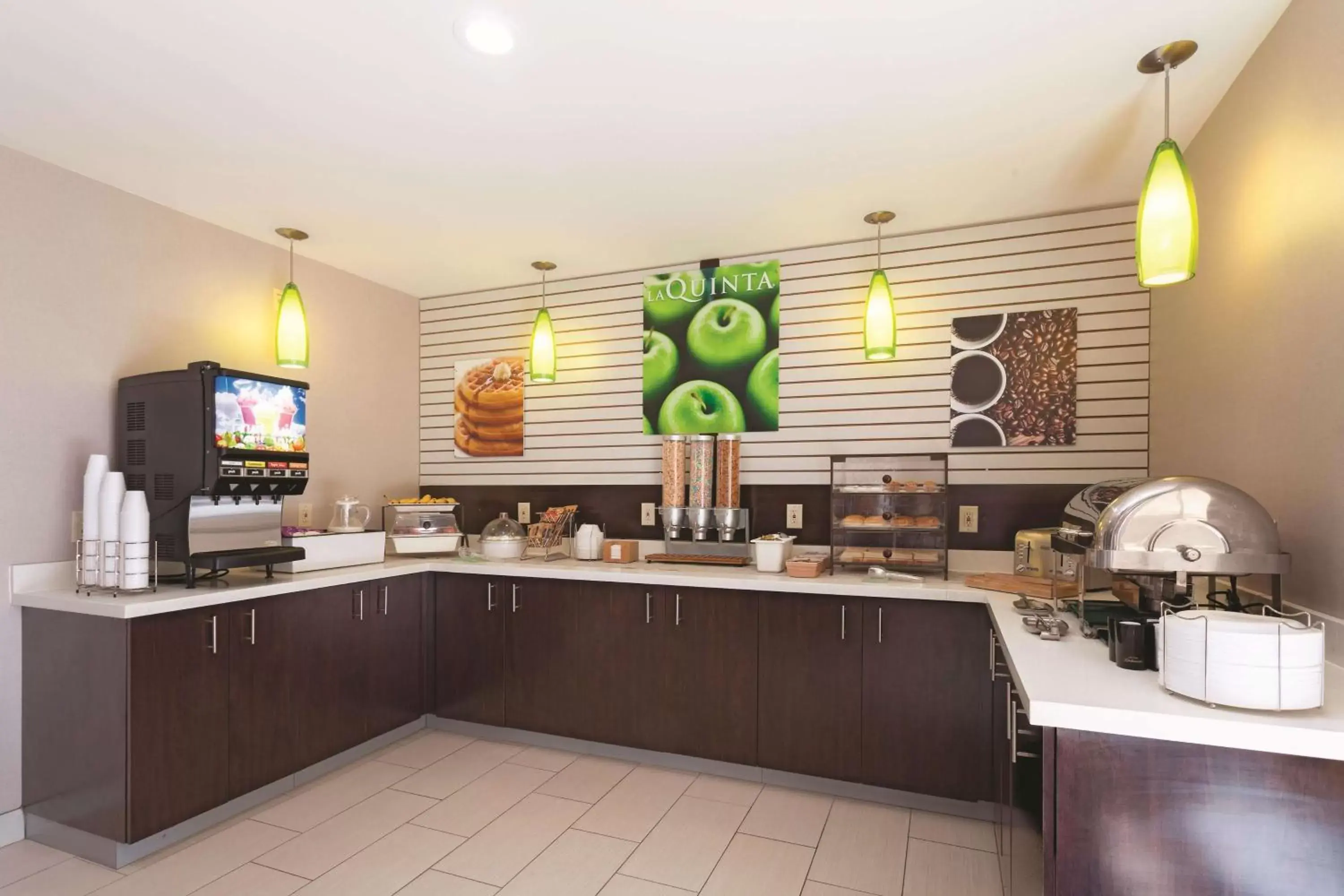 Restaurant/places to eat, Kitchen/Kitchenette in La Quinta by Wyndham Knoxville North I-75