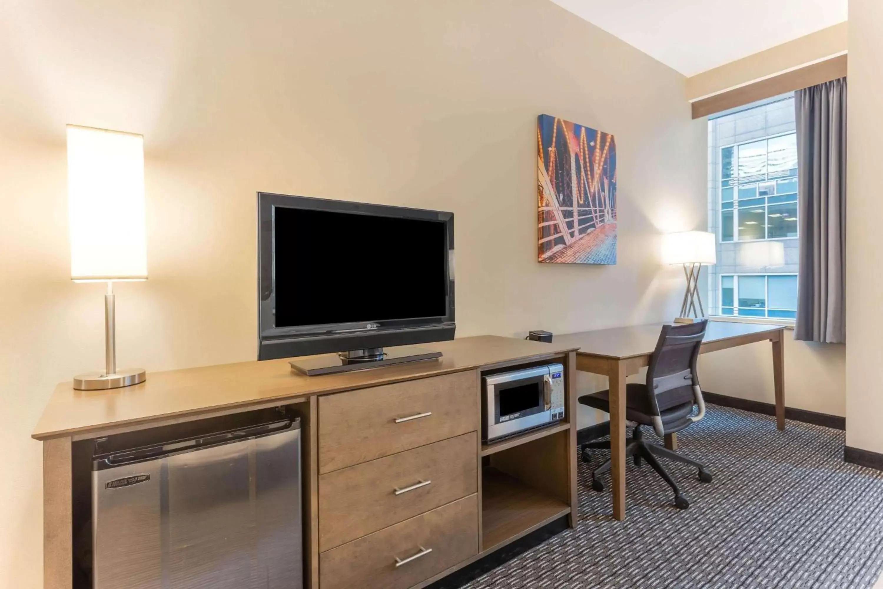 Photo of the whole room, TV/Entertainment Center in La Quinta by Wyndham Chicago Downtown