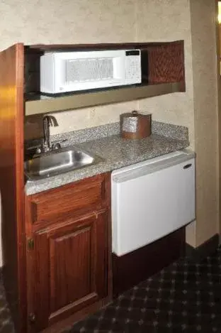 Kitchen/Kitchenette in Best Western Plus Shamrock Inn & Suites