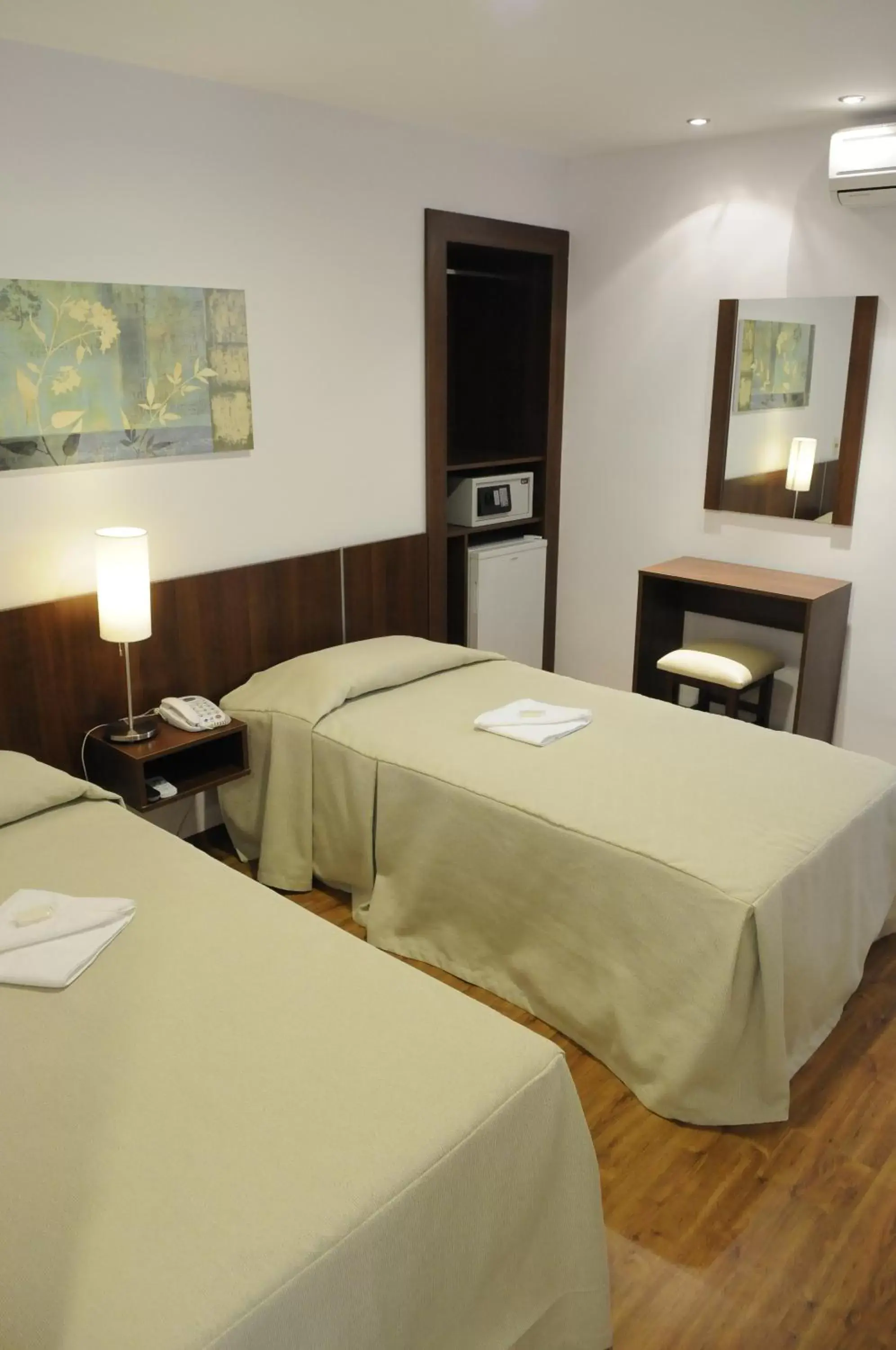 Bed in Hotel California Bed in Hotel California