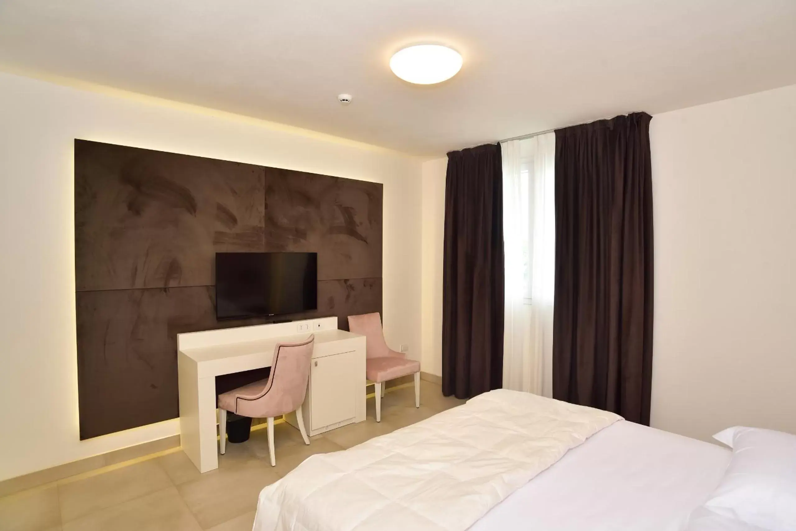 Bedroom, TV/Entertainment Center in M2 Hotel