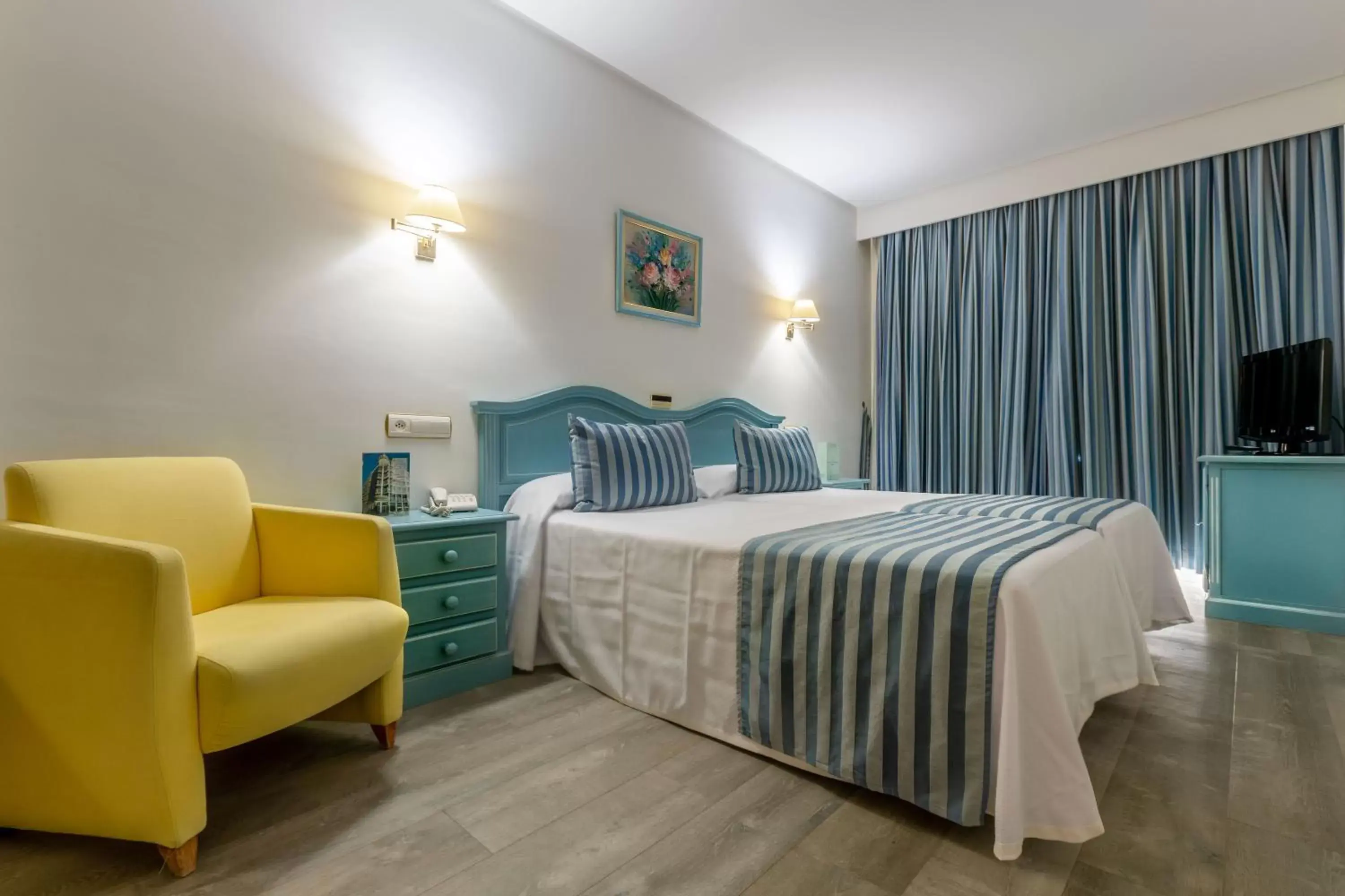 Bedroom, Bed in Hotel Villa de Laredo