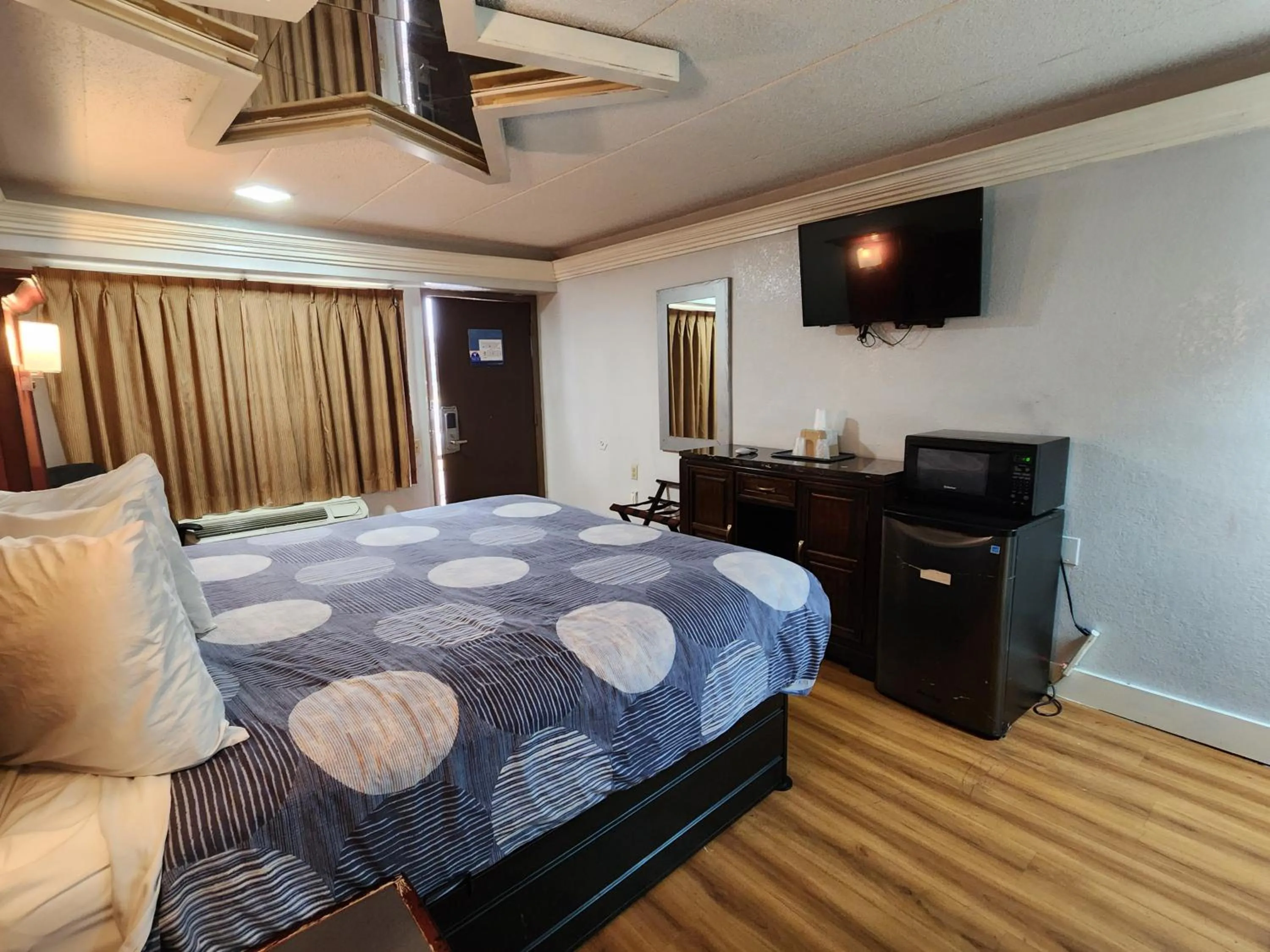 Bed in Americas Best Value Inn and Suites Little Rock