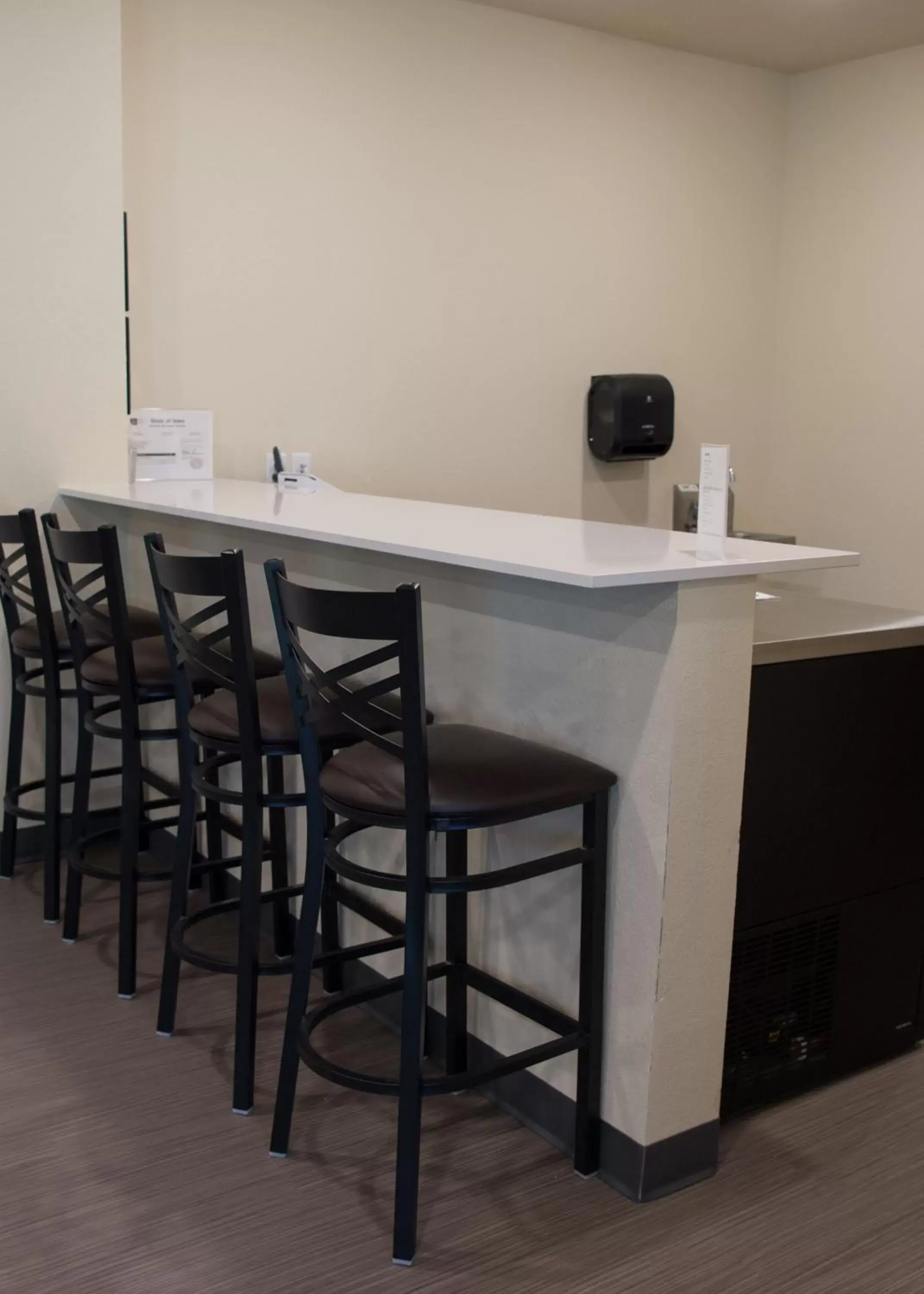 Lounge or bar in Cobblestone Inn & Suites - Forest City