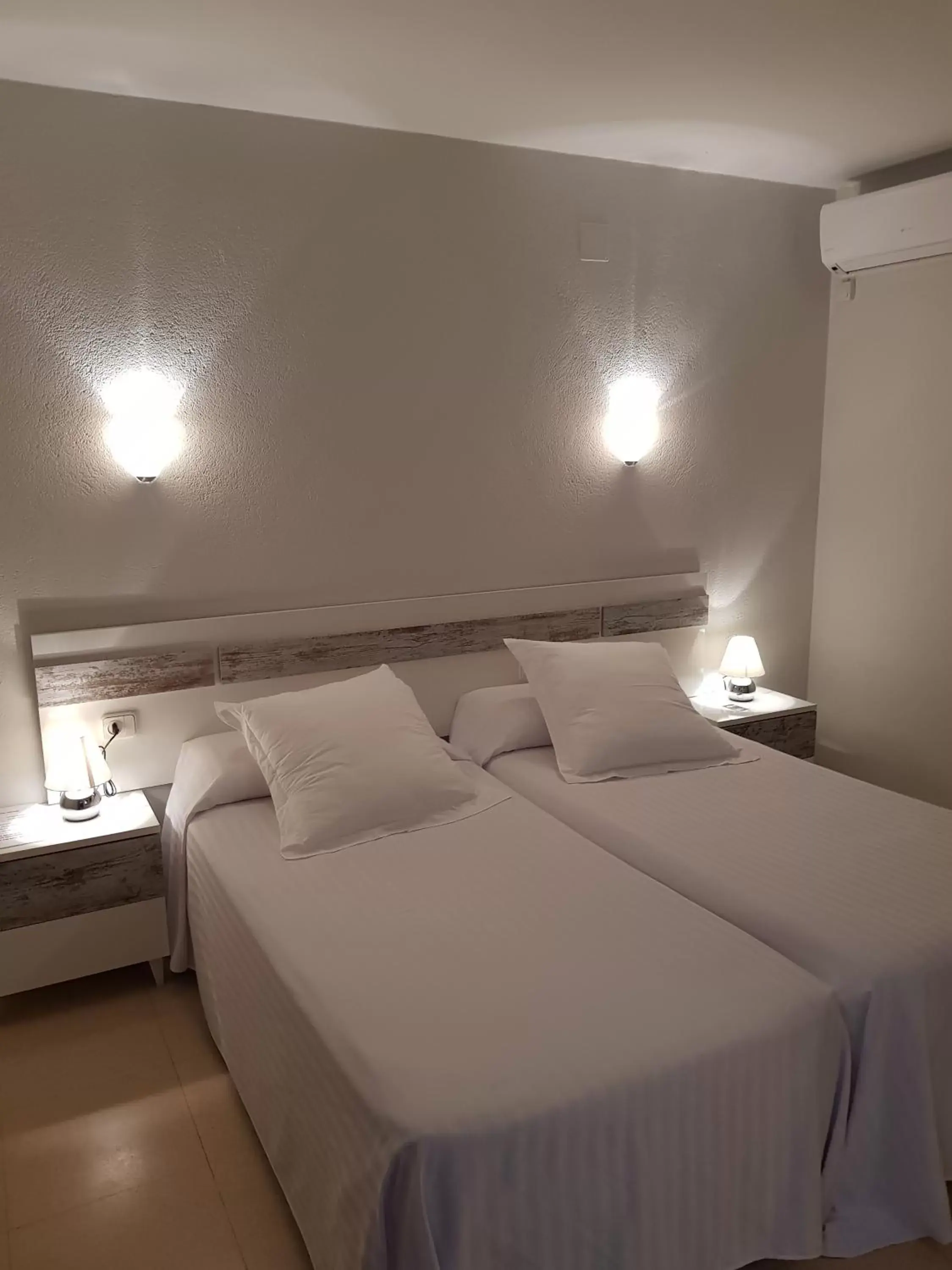 Twin Room with Terrace in Hostal Ondina