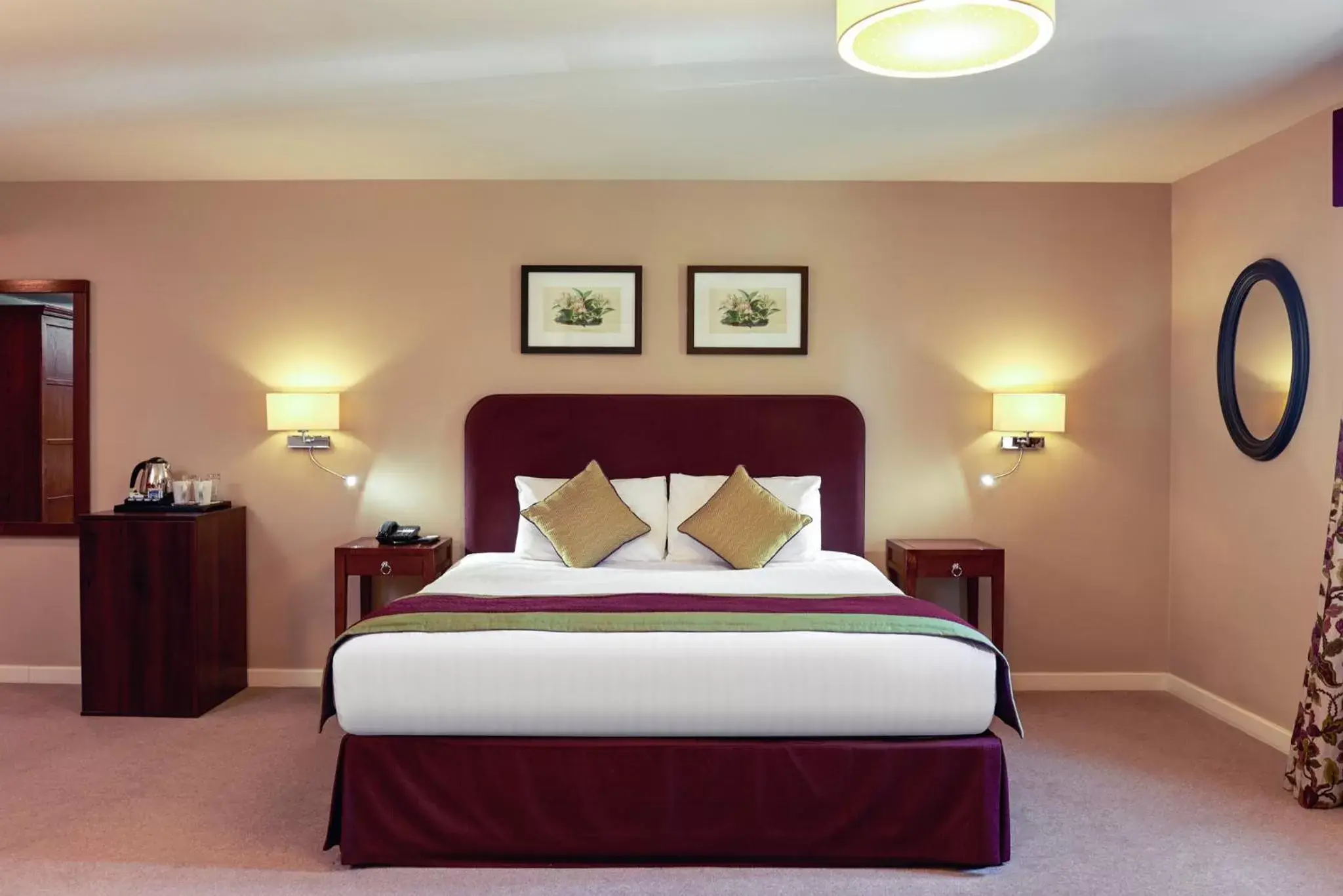 Photo of the whole room, Bed in Mercure Thame Lambert Hotel