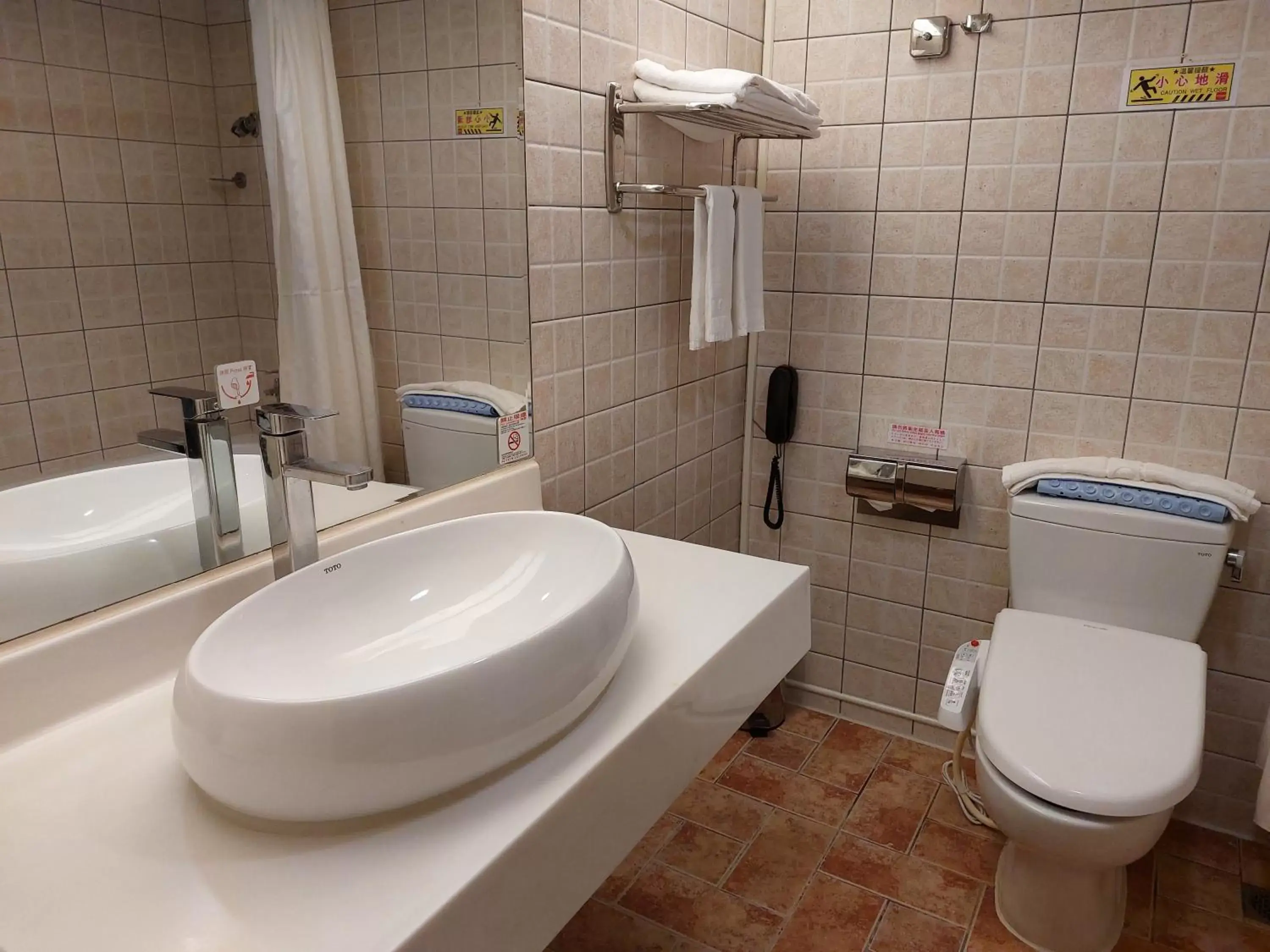 Toilet, Bathroom in Yomi Hotel - ShuangLian MRT