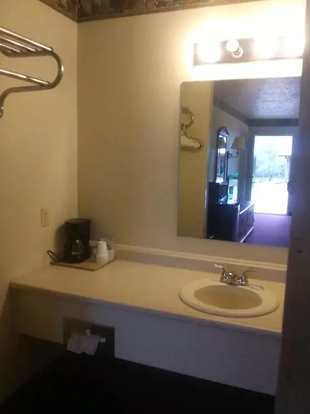 Bathroom in Whispering Creek Lodging & RV Resort