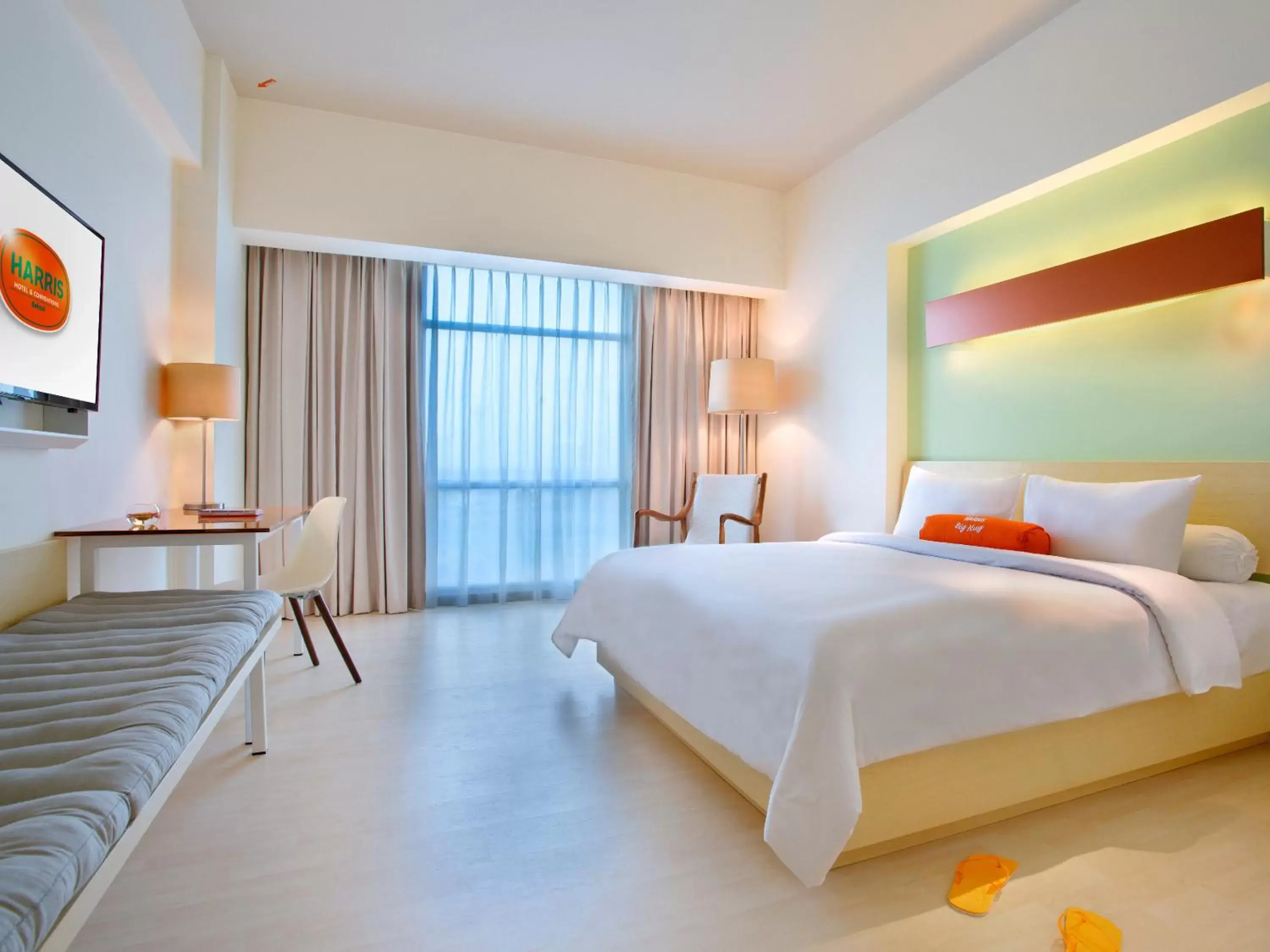 Photo of the whole room, Bed in Harris Hotel And Conventions Bekasi