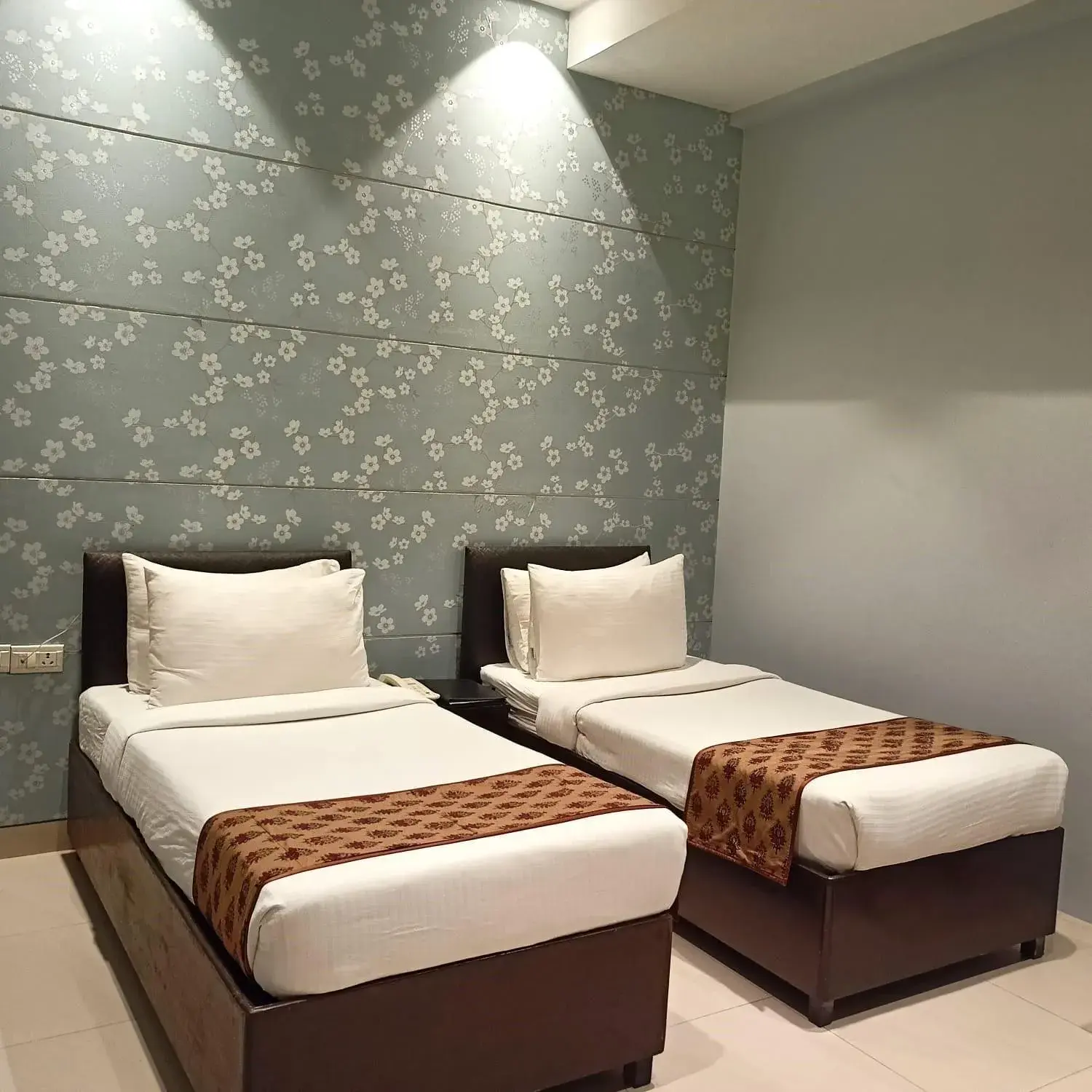 Bedroom, Bed in Cosy Grand, Near Chanakyapuri, Embassy Area