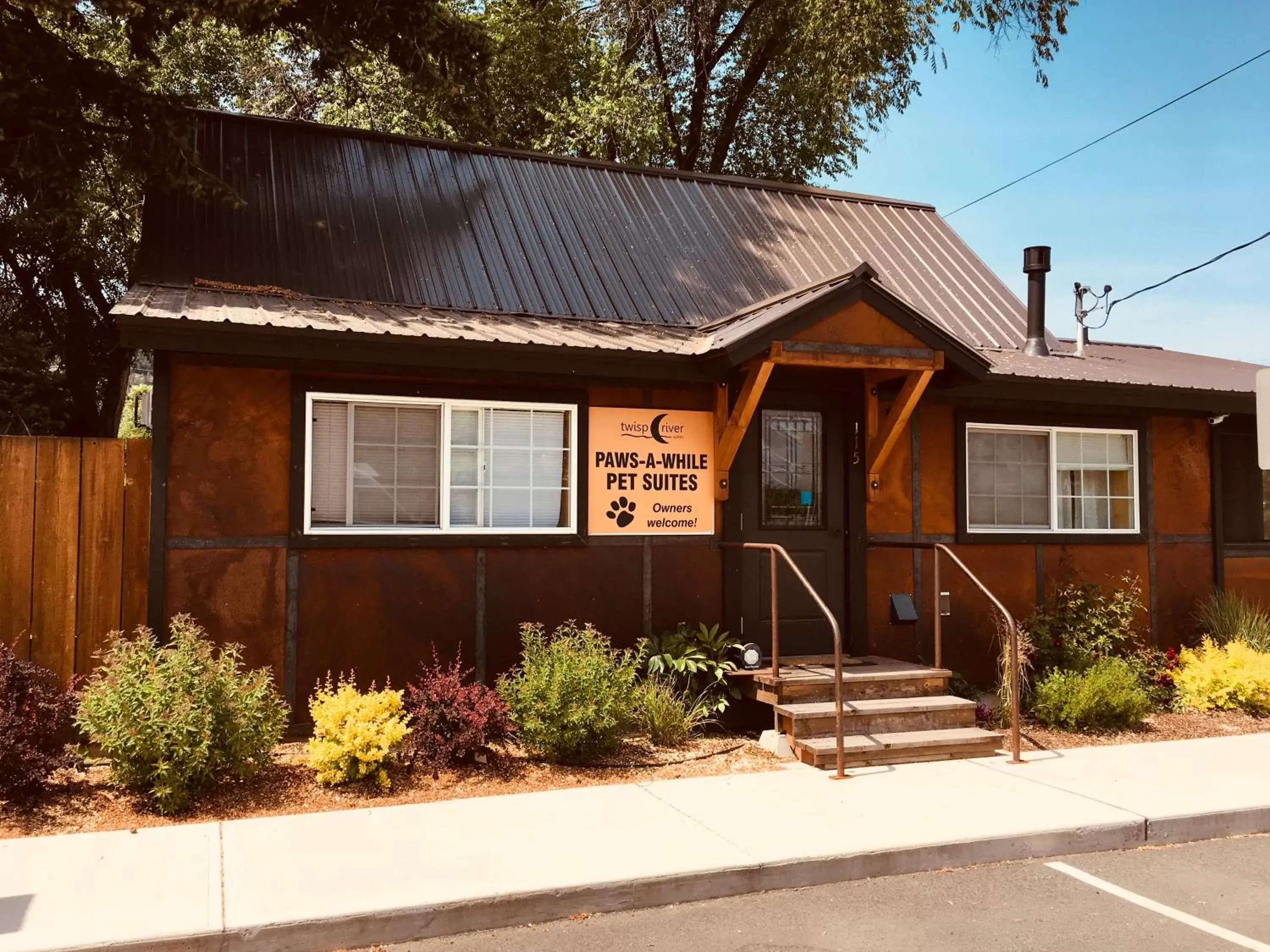 Pets, Property Building in Twisp River Suites