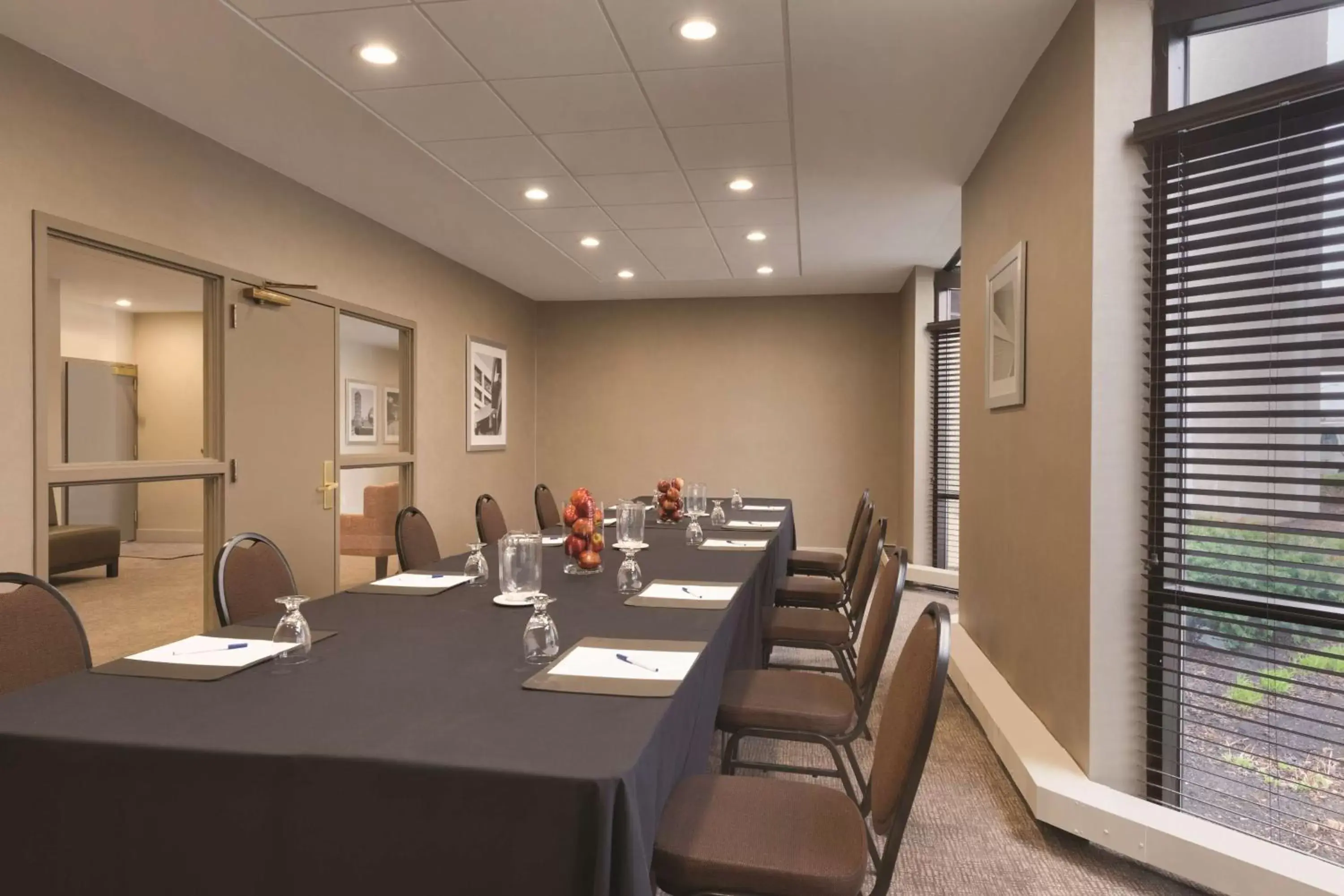 Meeting/conference room in Embassy Suites by Hilton Milwaukee Brookfield