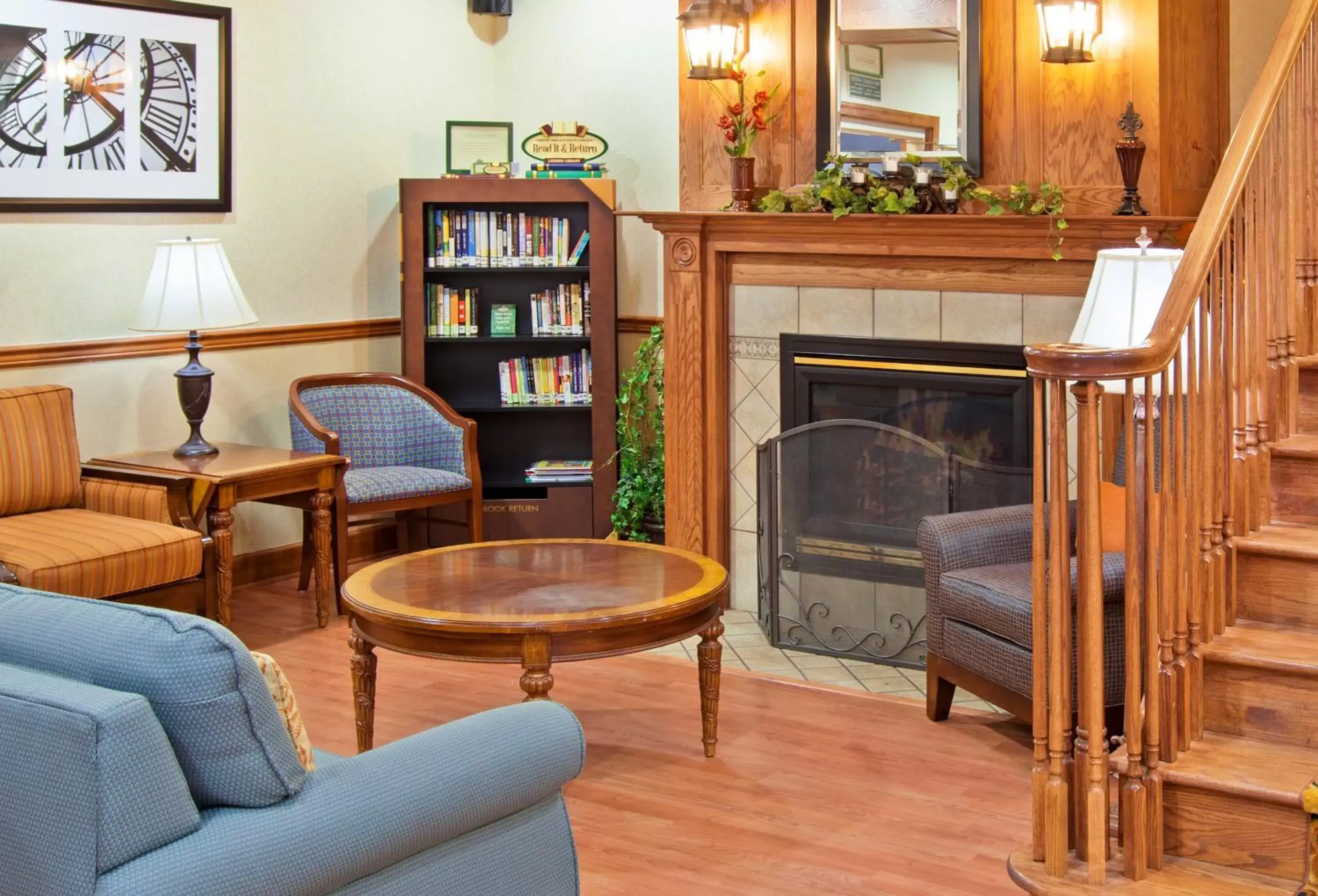 Communal lounge/ TV room, Seating Area in Country Inn & Suites by Radisson, Knoxville West, TN