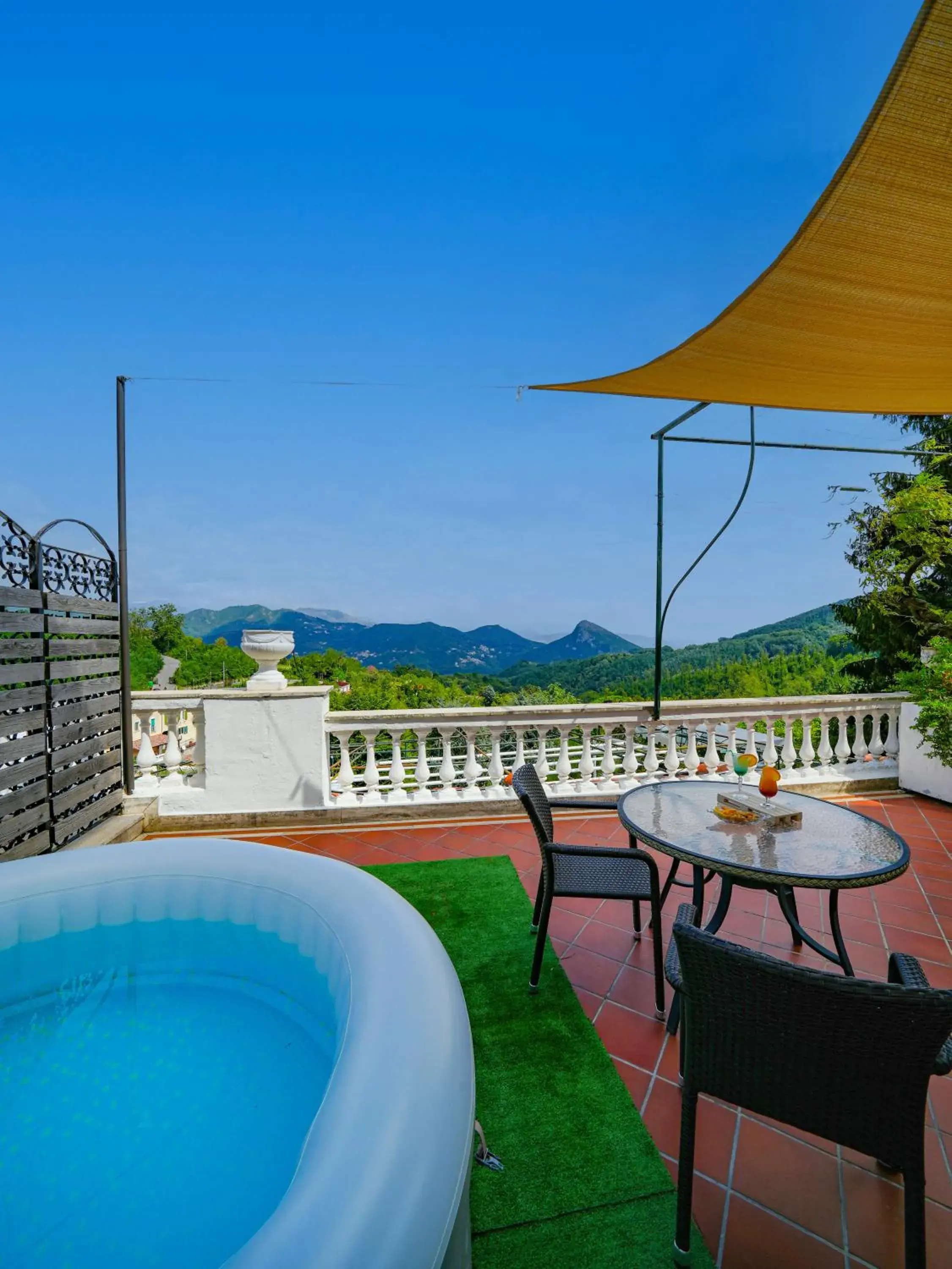 Swimming Pool in Hotel Scapolatiello