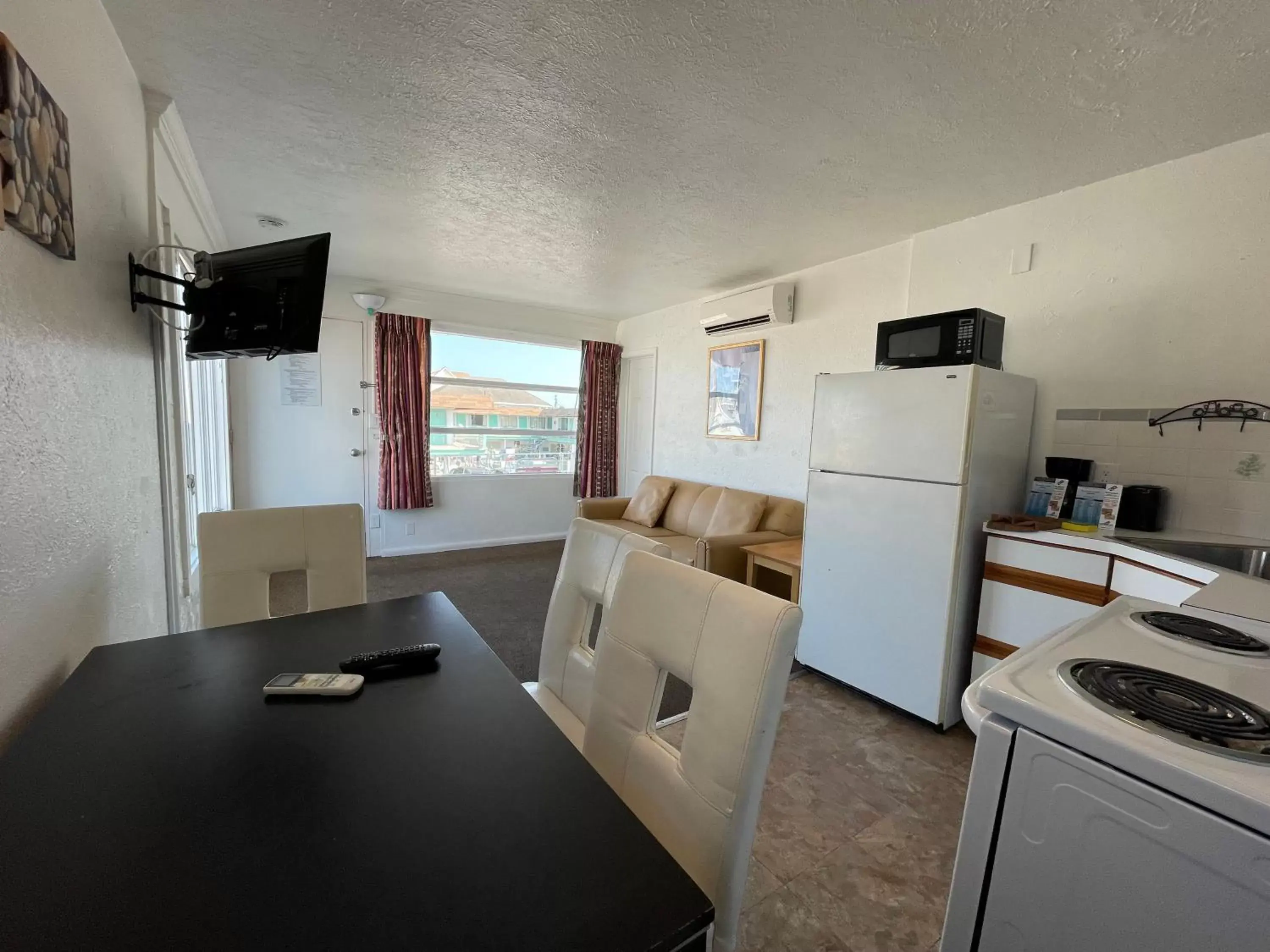 Kitchen/Kitchenette in Pink Champagne Motel