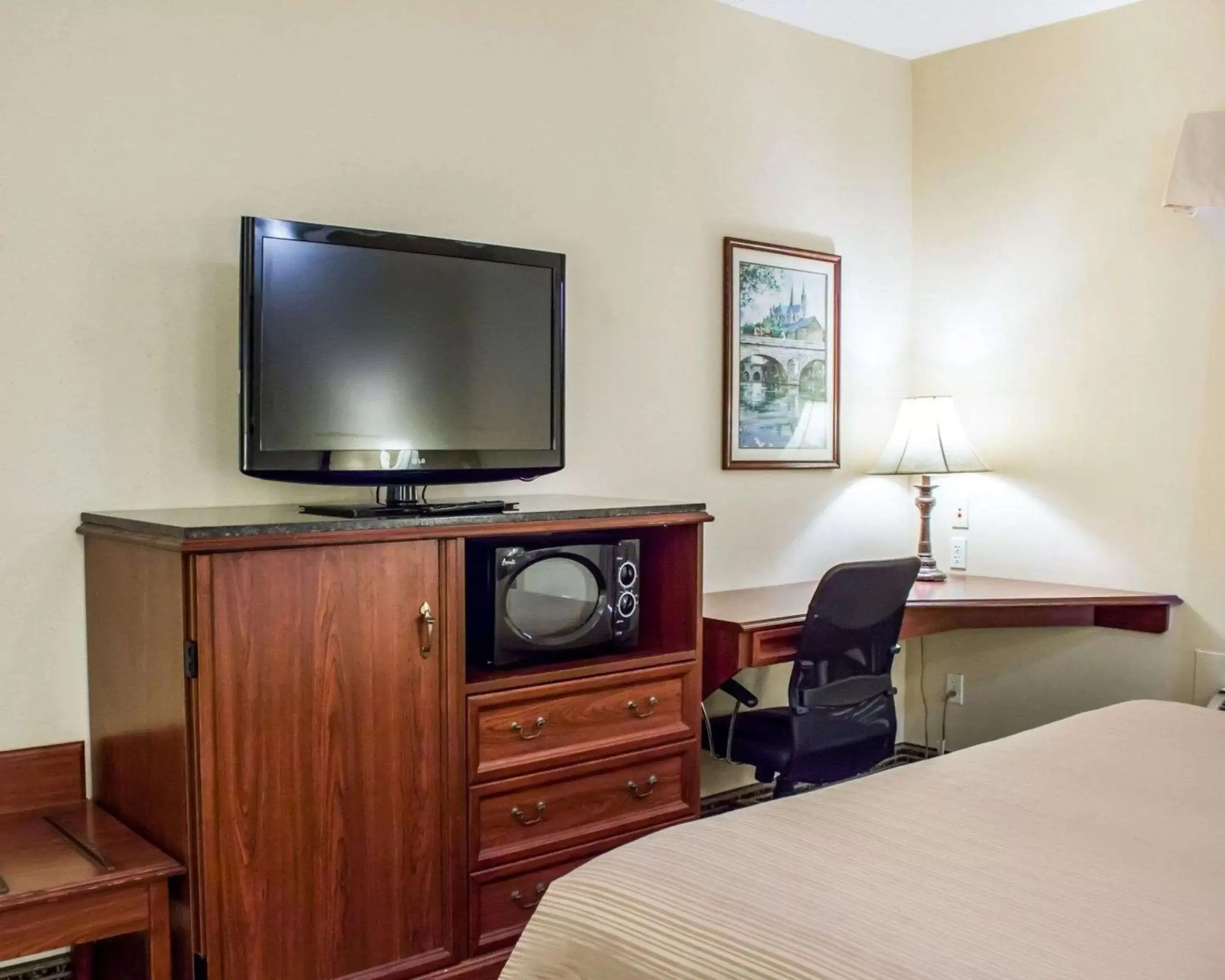Photo of the whole room, TV/Entertainment Center in Quality Inn near Seymour Johnson AFB