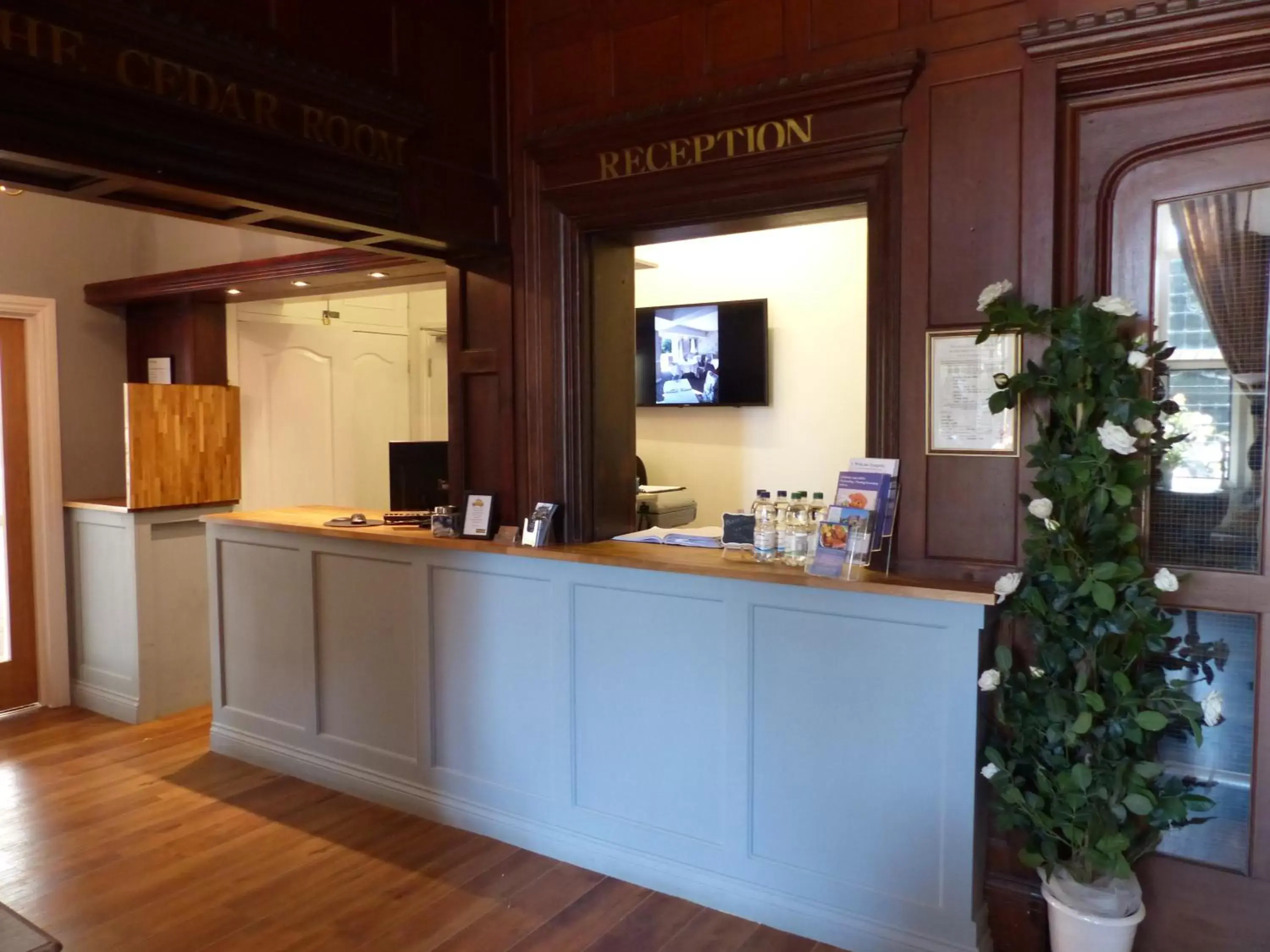 Facade/entrance, Lobby/Reception in Farnham House Hotel