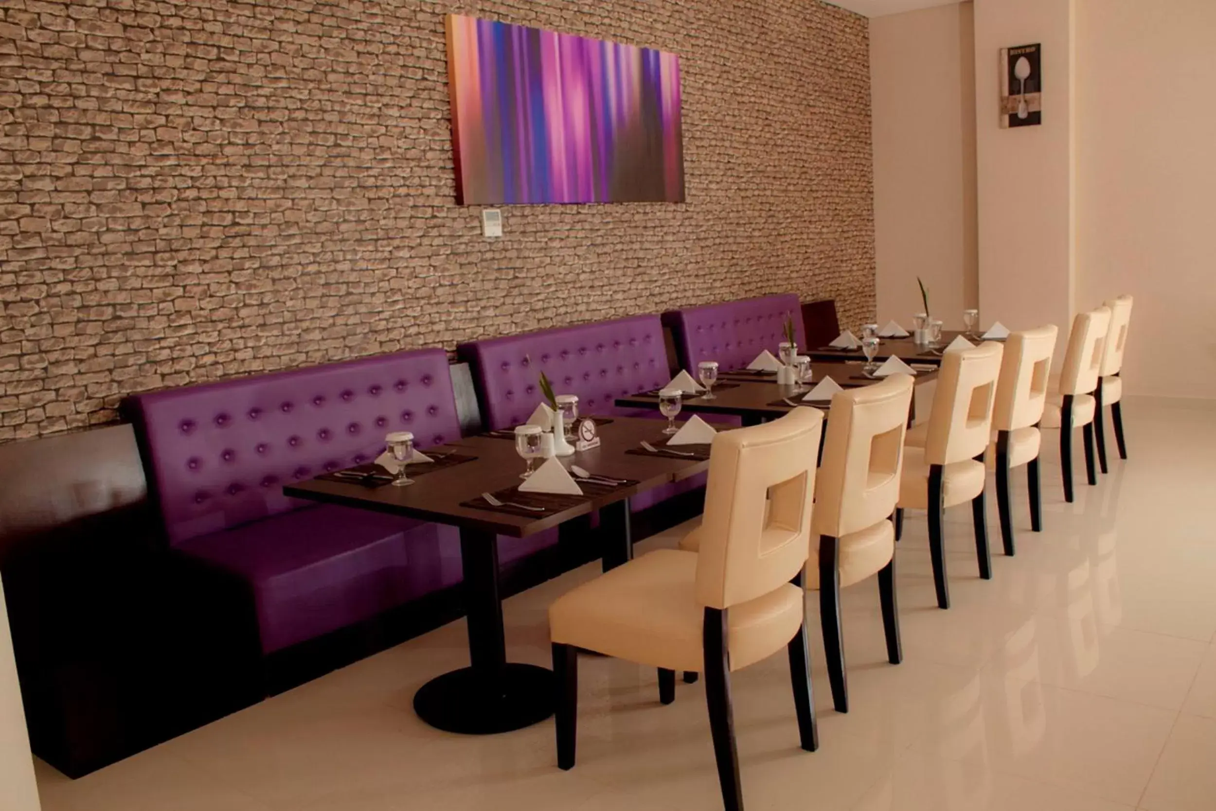 Restaurant/places to eat in Padjadjaran Suites Resort and Convention Hotel