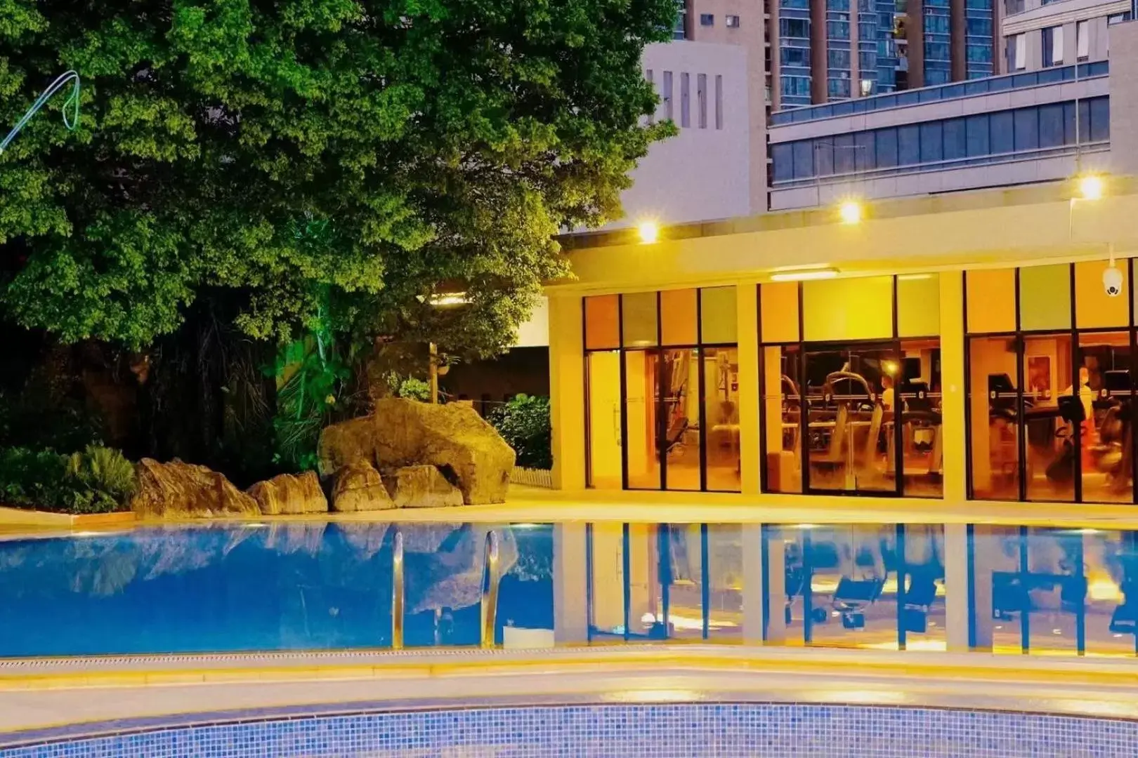 Swimming pool in Shangri-La Shenzhen Swimming pool in Shangri-La Shenzhen