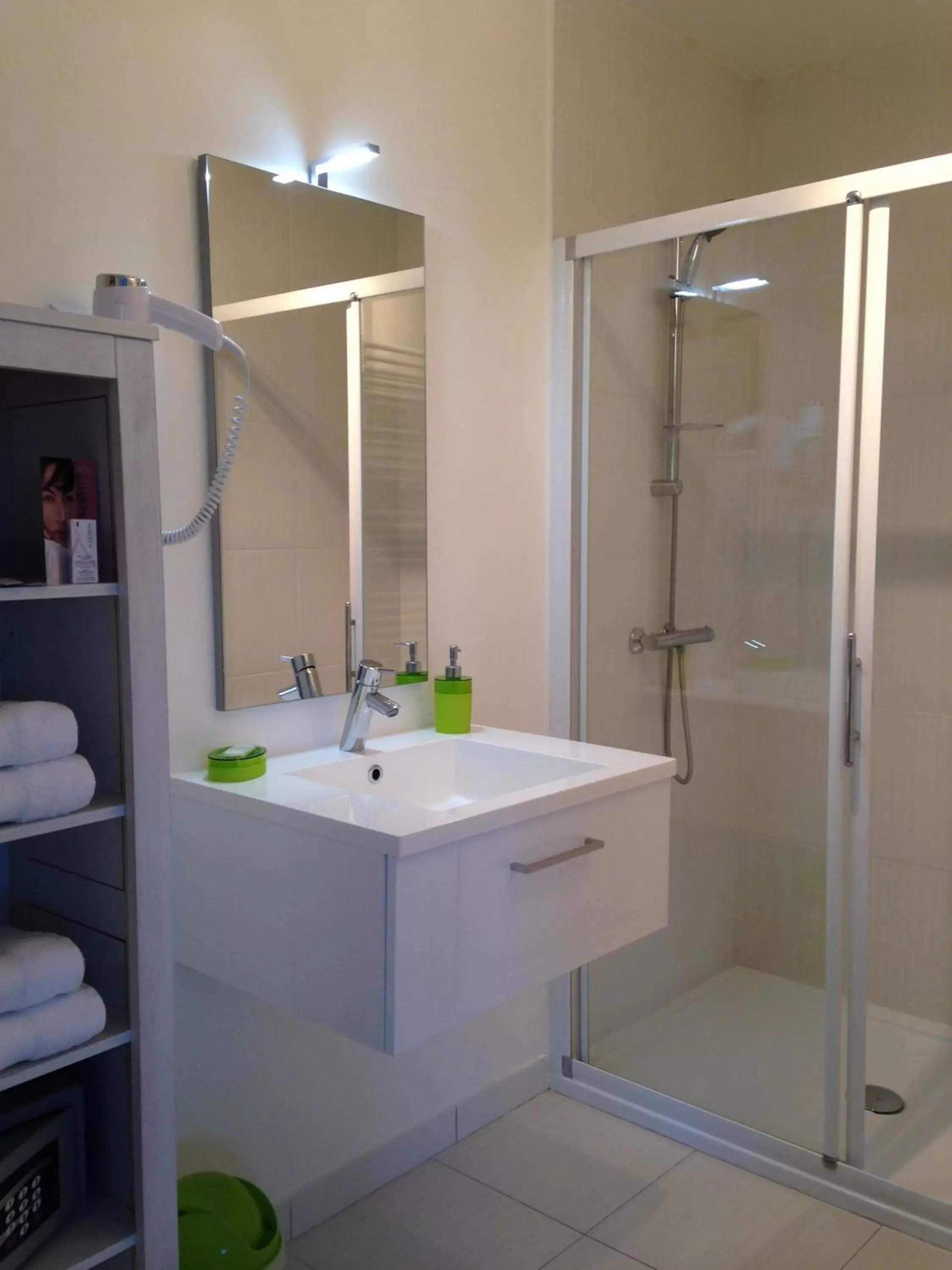 Shower, Bathroom in Les Chambres Lauryvan