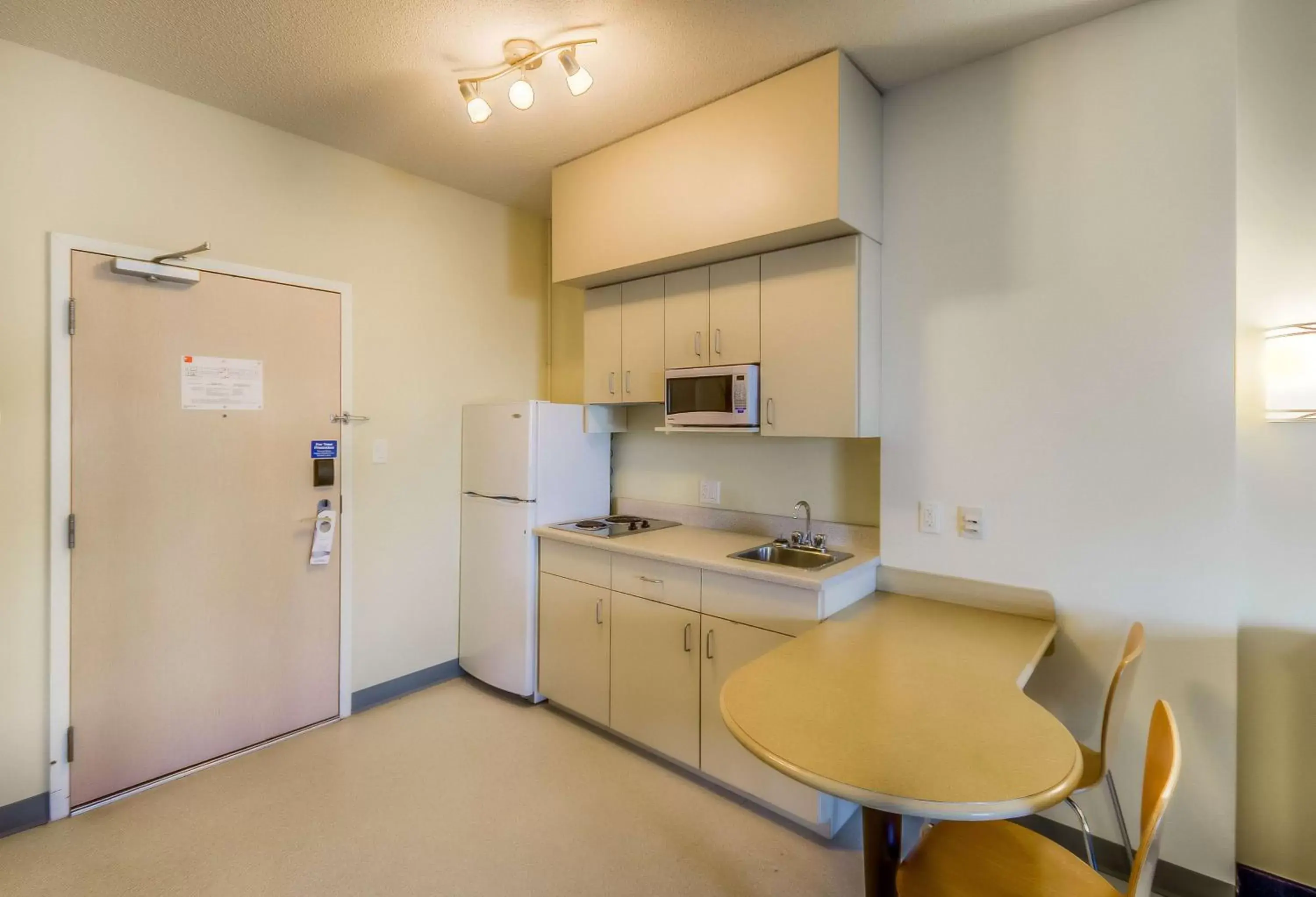 Photo of the whole room, Kitchen/Kitchenette in Motel 6-Estevan, SK
