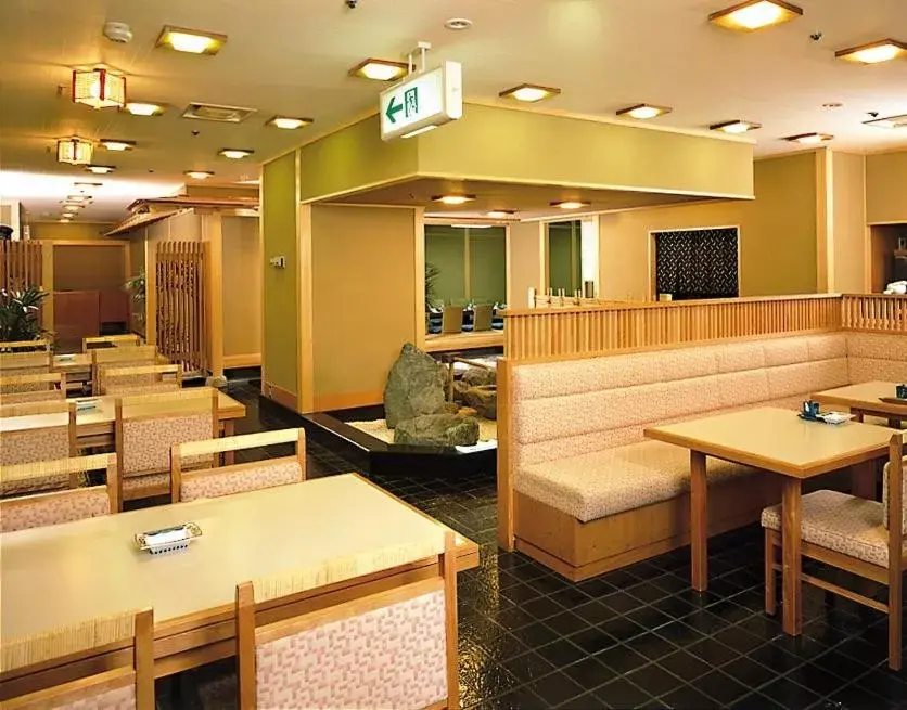 Lounge or bar, Restaurant/Places to Eat in Fukuyama New Castle Hotel