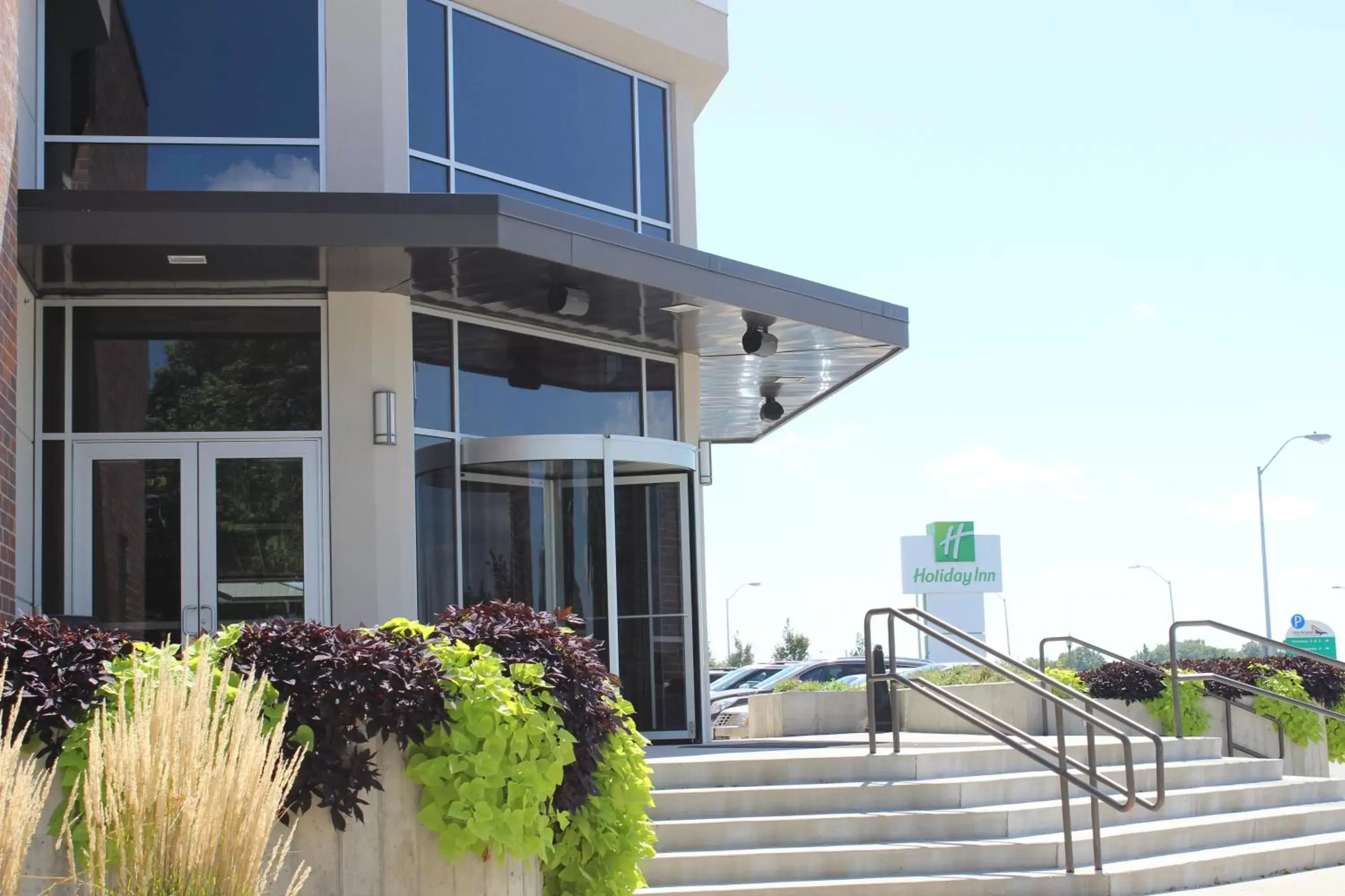 Property Building in Holiday Inn Des Moines-Airport Conference Center, an IHG Hotel