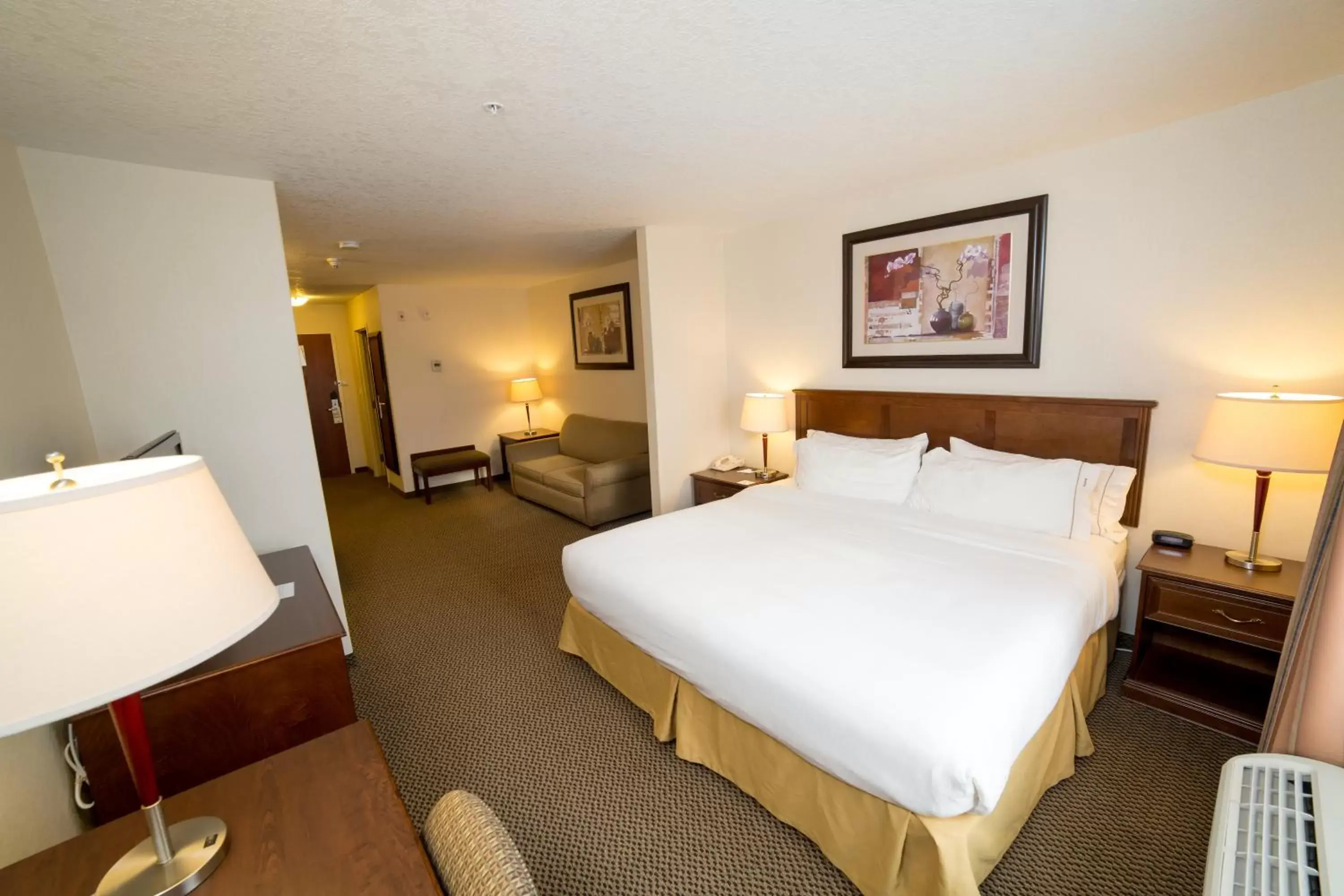 Coffee/tea facilities, Bed in Holiday Inn Express & Suites Drayton Valley, an IHG Hotel