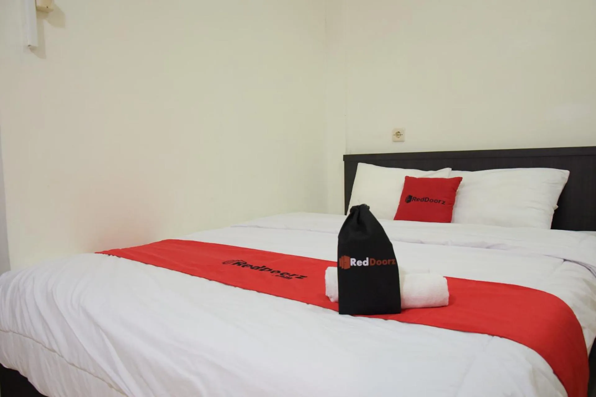 Bedroom, Bed in RedDoorz near GOR Satria Purwokerto
