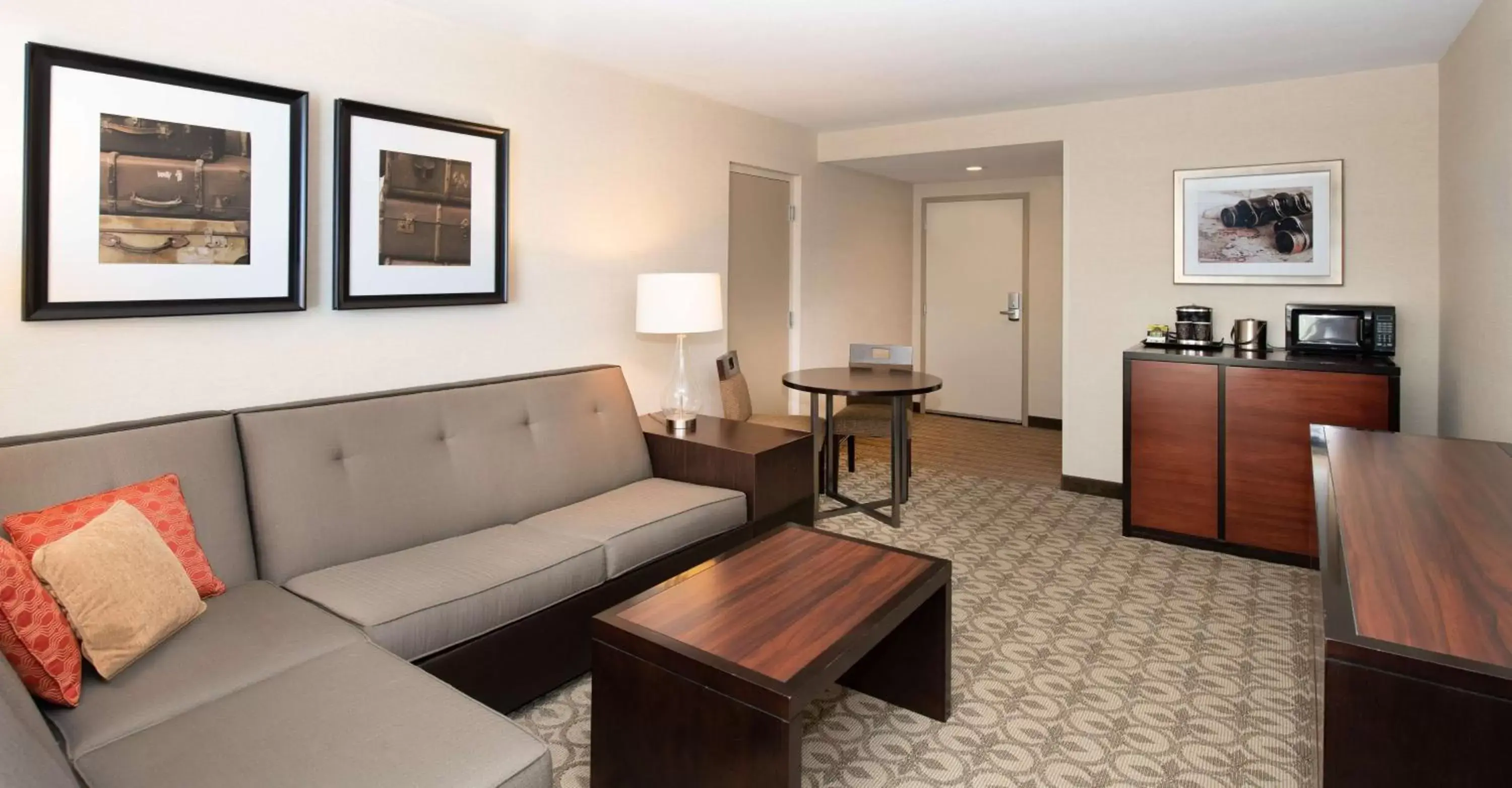 Living room, Seating Area in DoubleTree Hotel & Suites Charleston Airport
