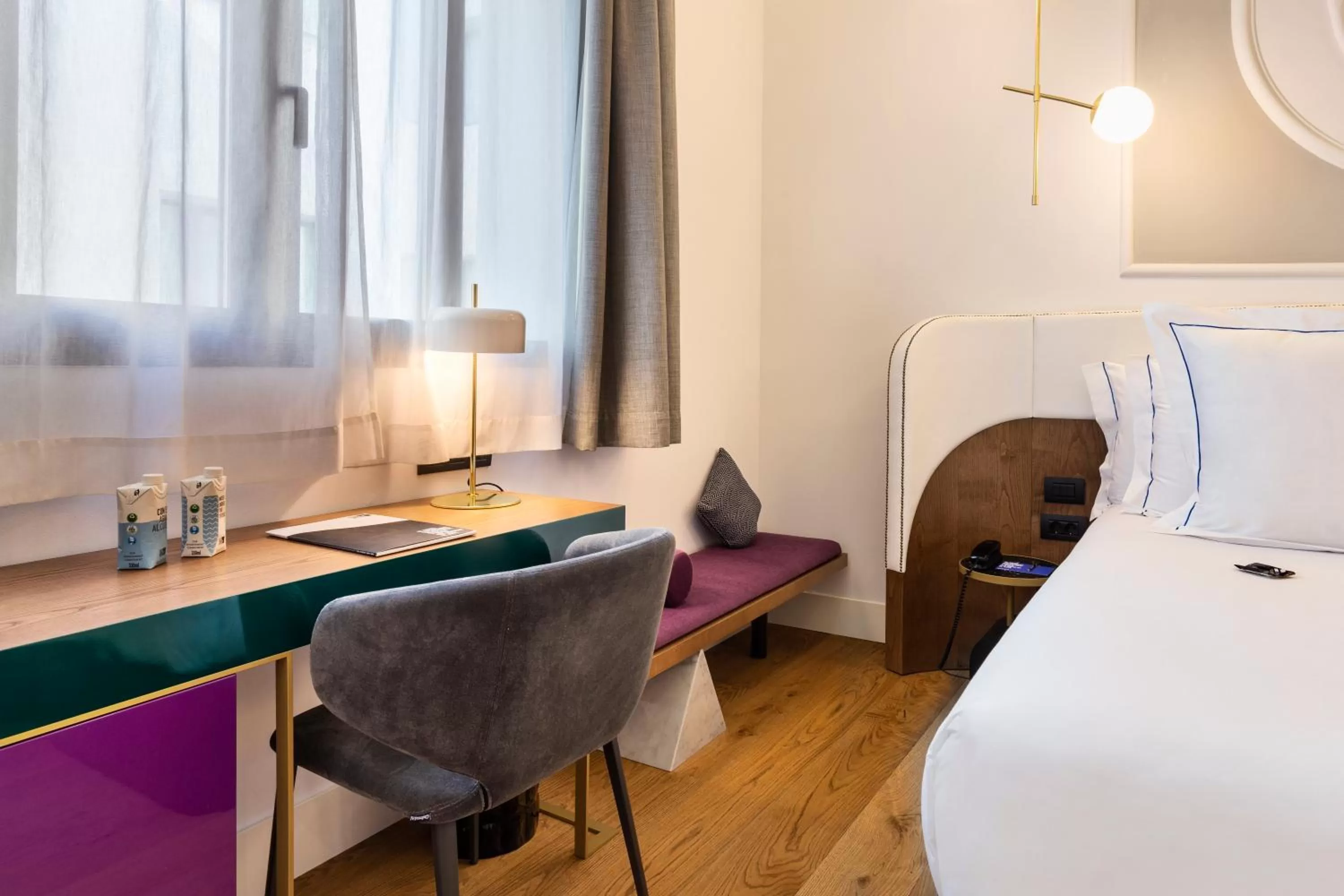 Seating area, Bed in One Shot Fortuny