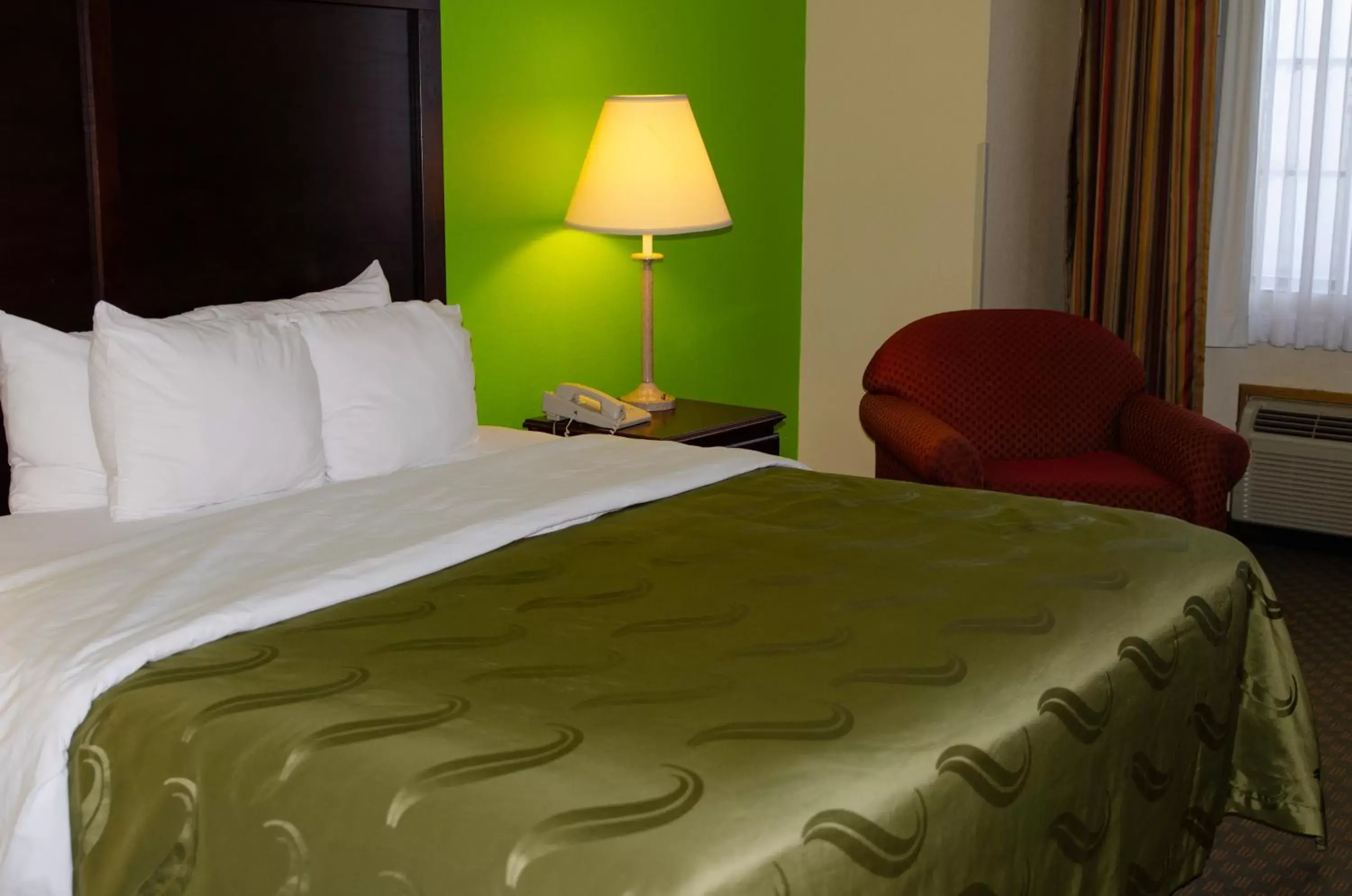 Bed in Quality Inn and Suites Alma