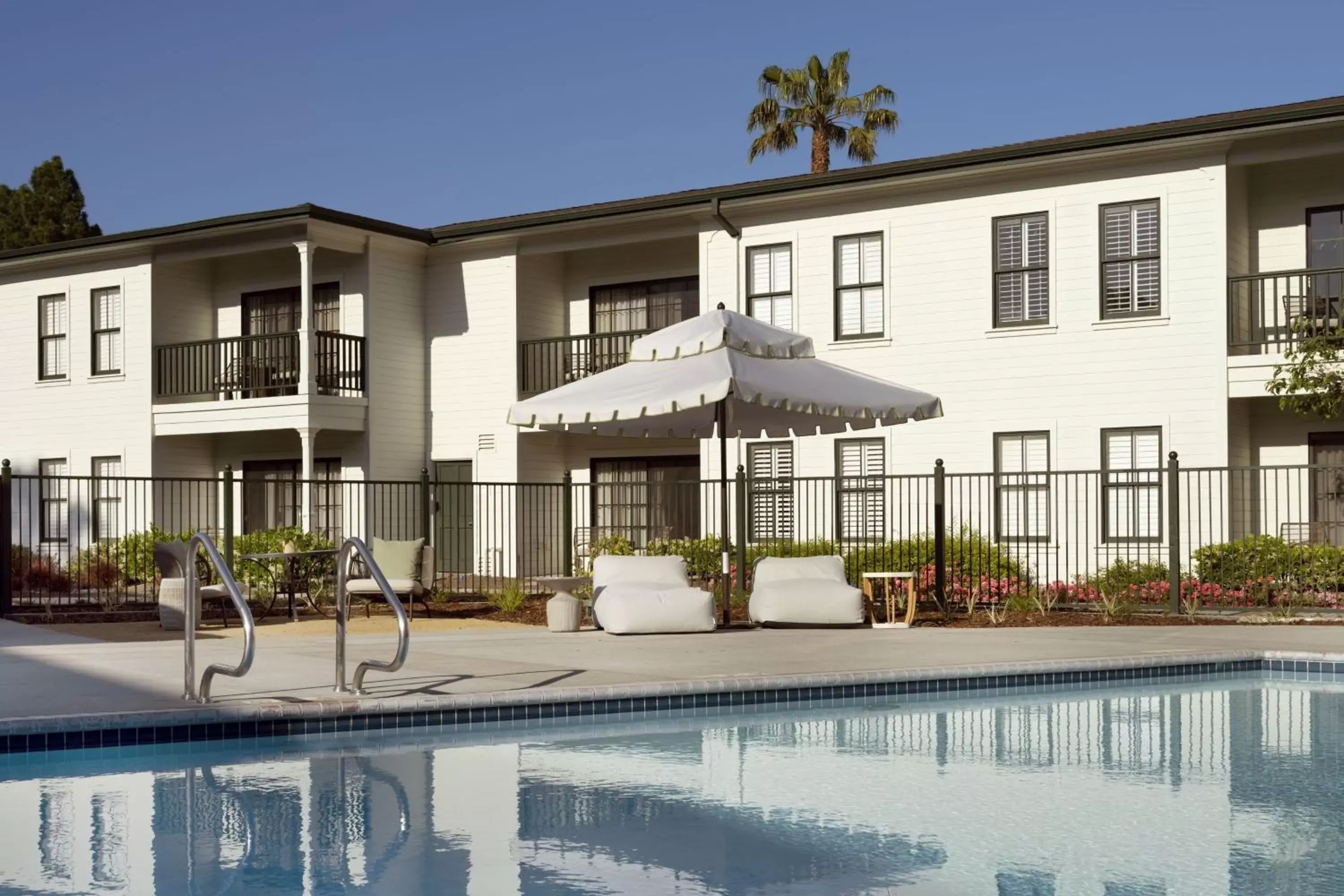 Lounge or bar, Swimming Pool in The Steward, Santa Barbara, a Tribute Portfolio Hotel