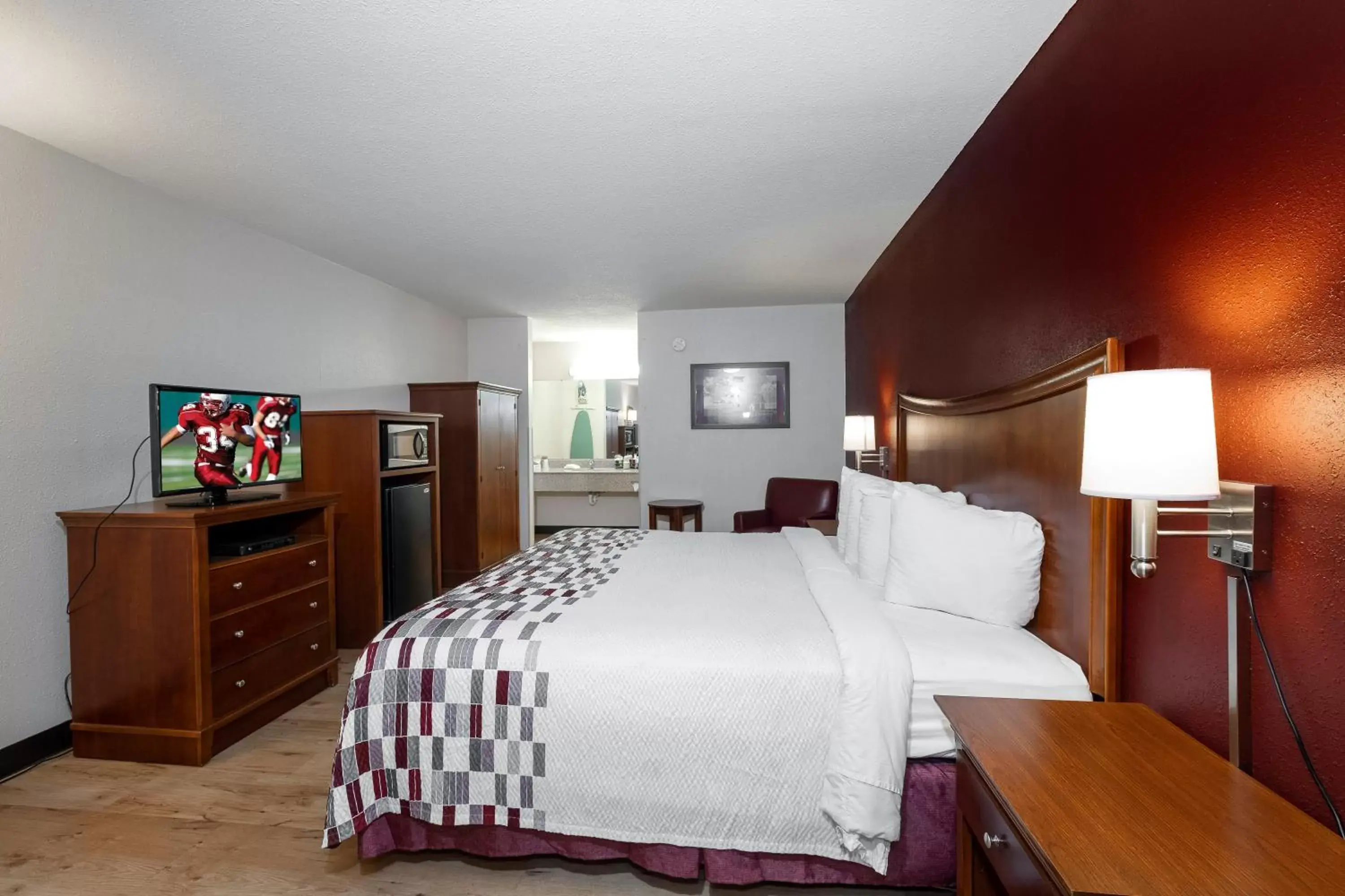 Photo of the whole room, Bed in Red Roof Inn Dothan