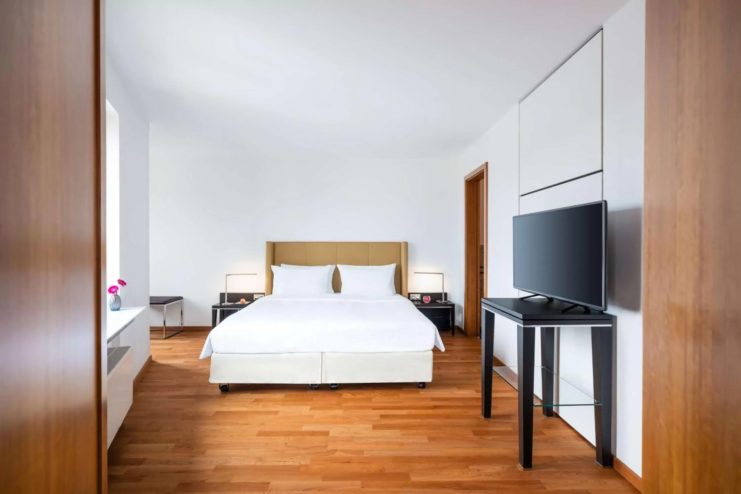 Bedroom, Bed in Lindner Hotel Frankfurt Main Plaza, part of JdV by Hyatt
