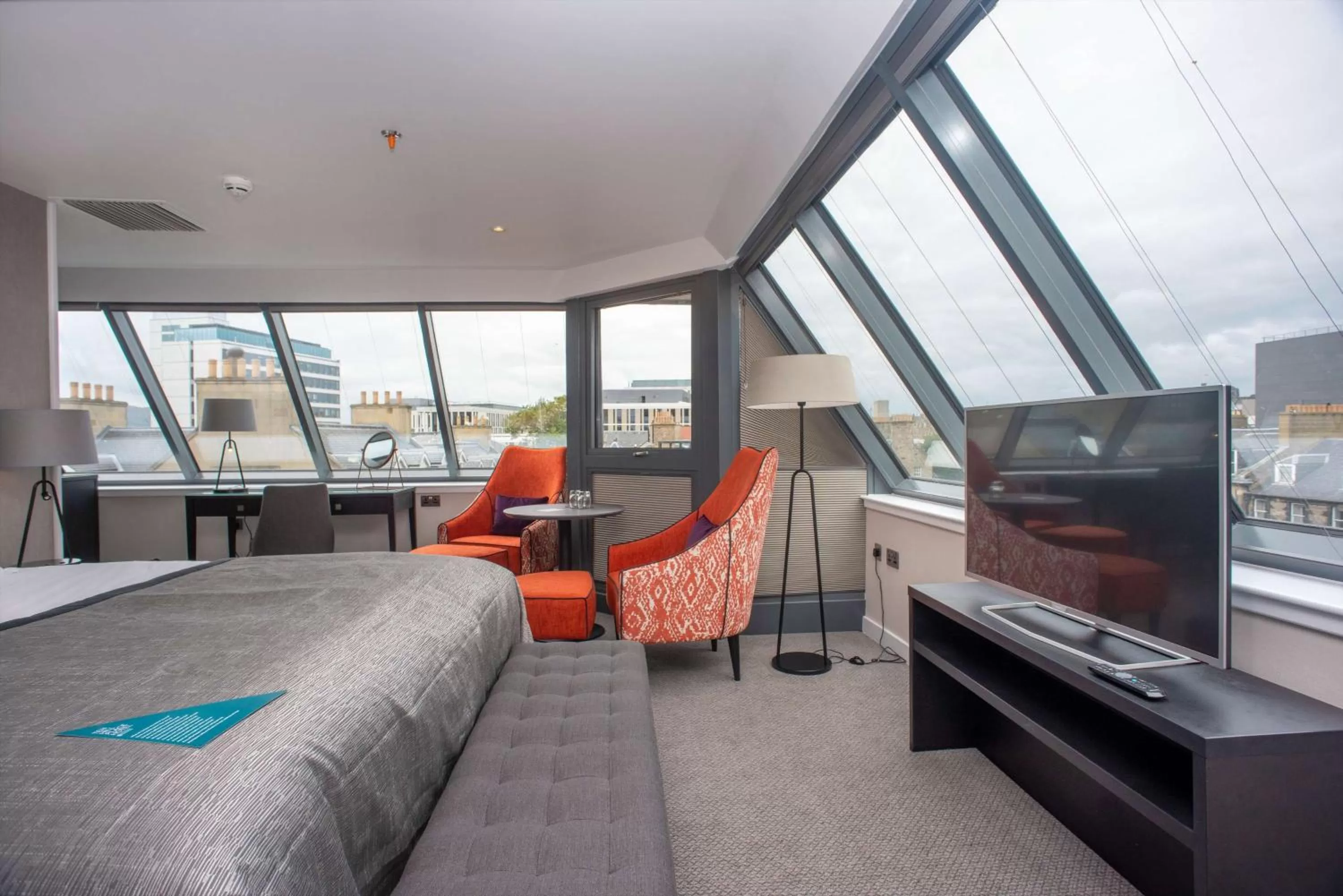 Photo of the whole room in Ten Hill Place