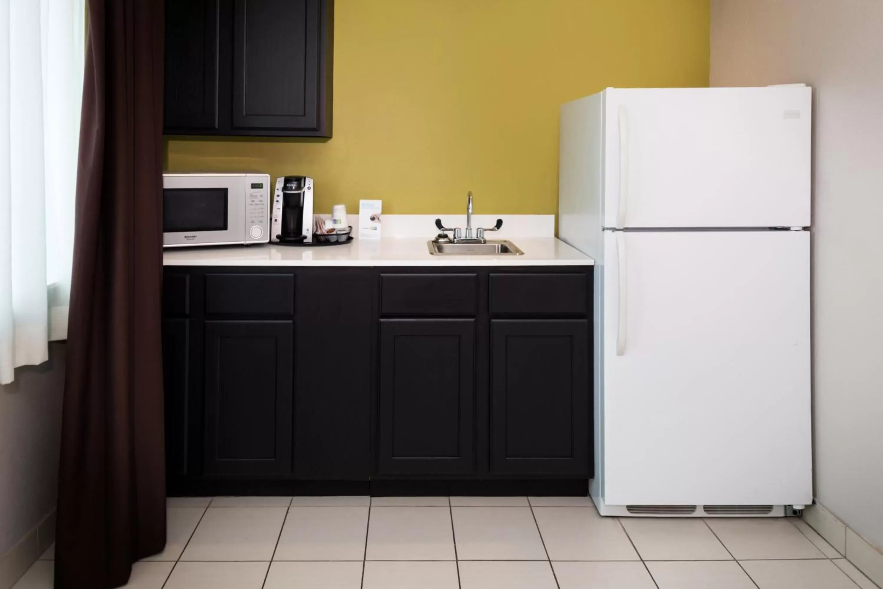 Photo of the whole room, Kitchen/Kitchenette in Holiday Inn Express Hotel & Suites Bucyrus, an IHG Hotel