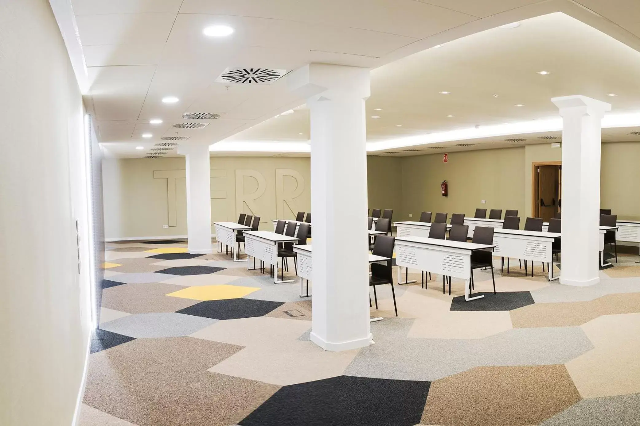 Meeting/conference room, Restaurant/Places to Eat in Golden Hotel Barcelona