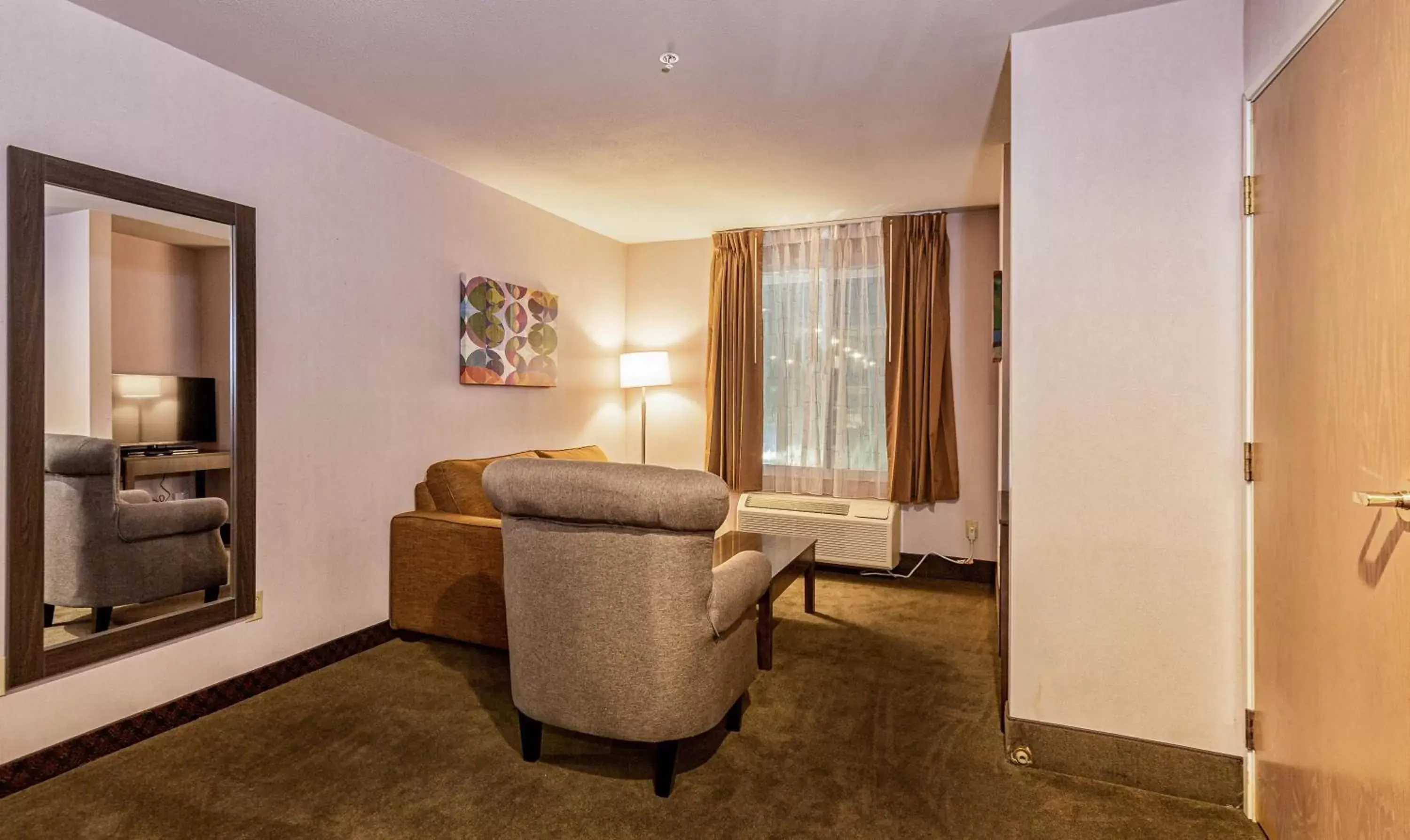 Living room, Seating Area in SureStay Plus Hotel by Best Western SeaTac Airport